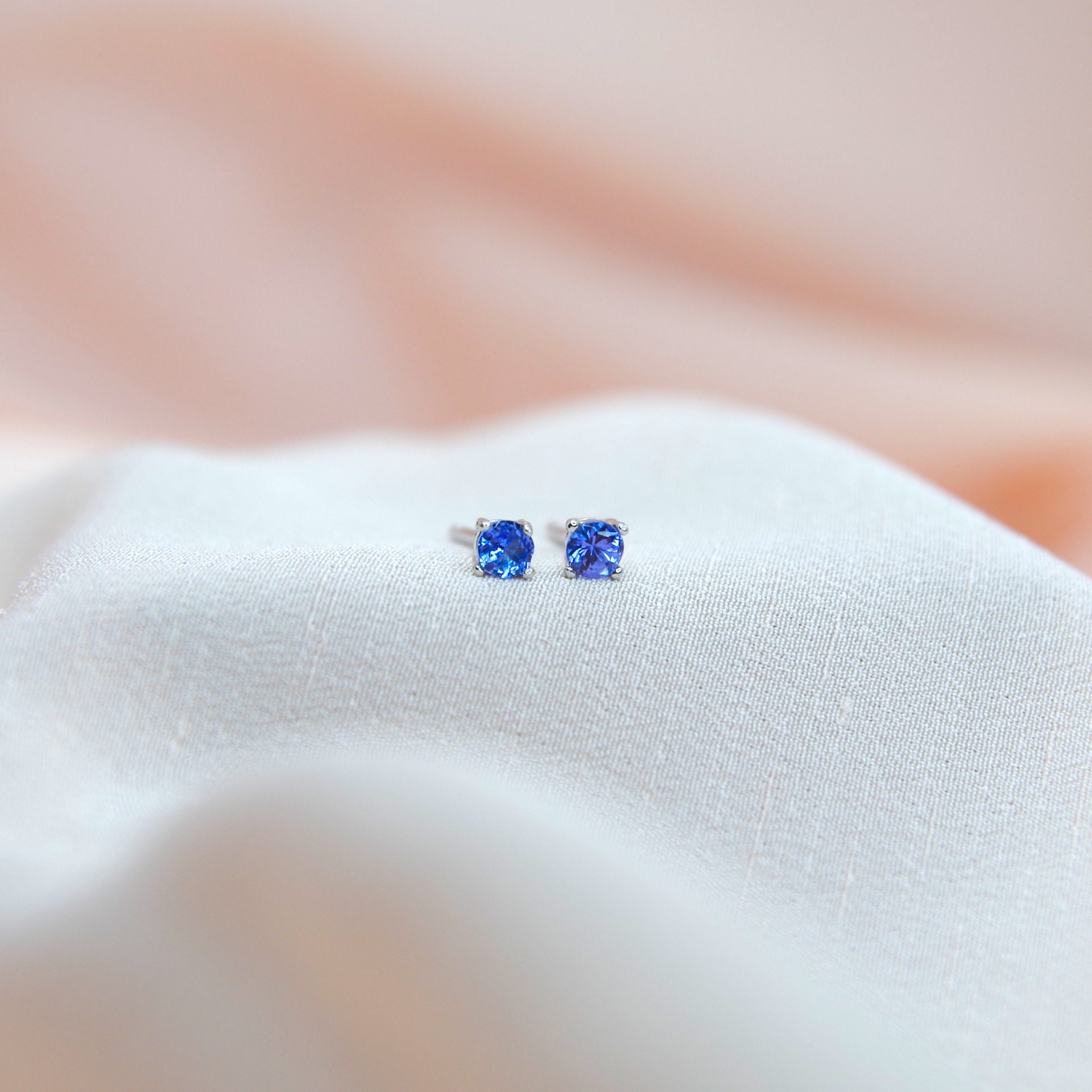 stříbrné náušnice s přírodním tanzanitem