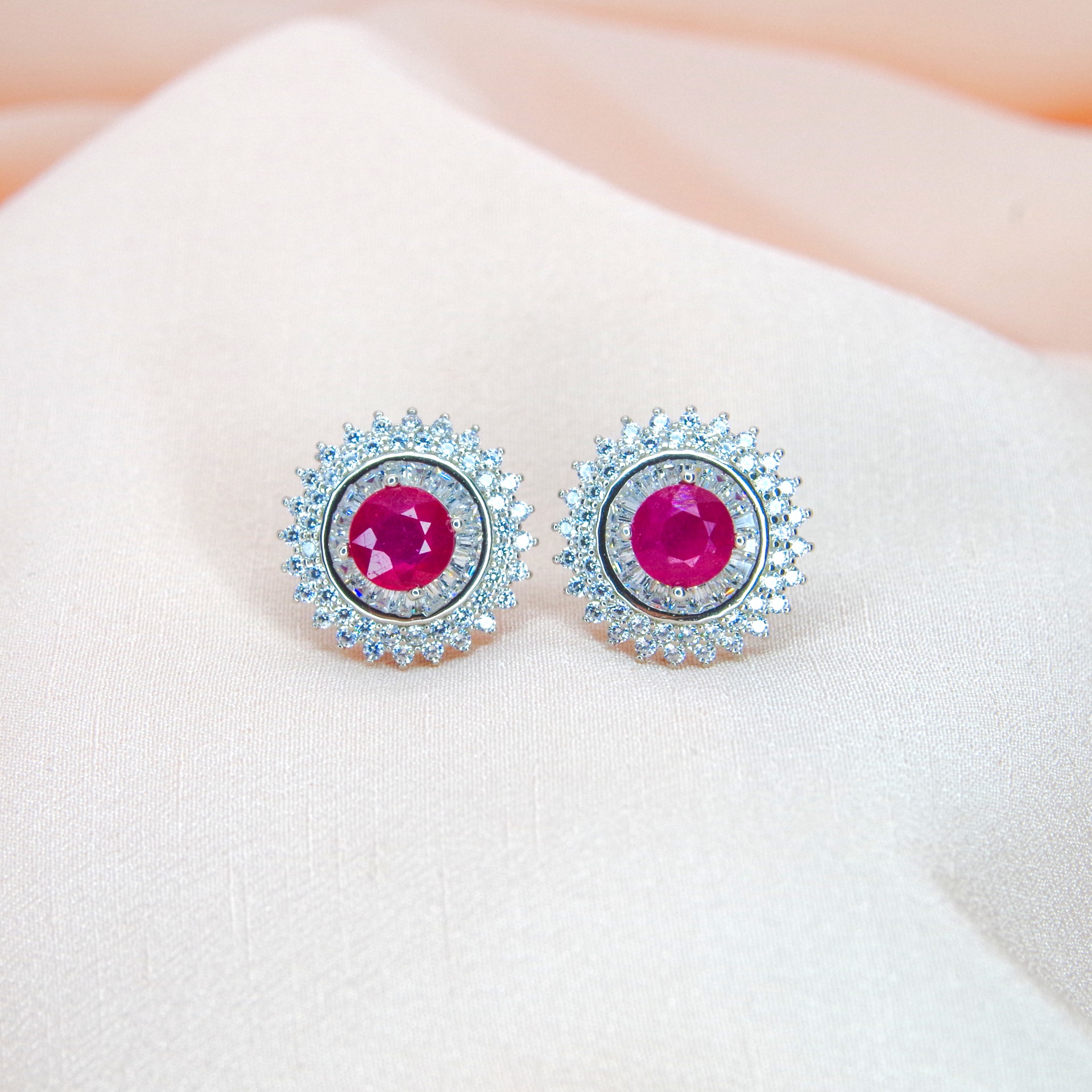 stříbrné náušnice s přírodním rubínem