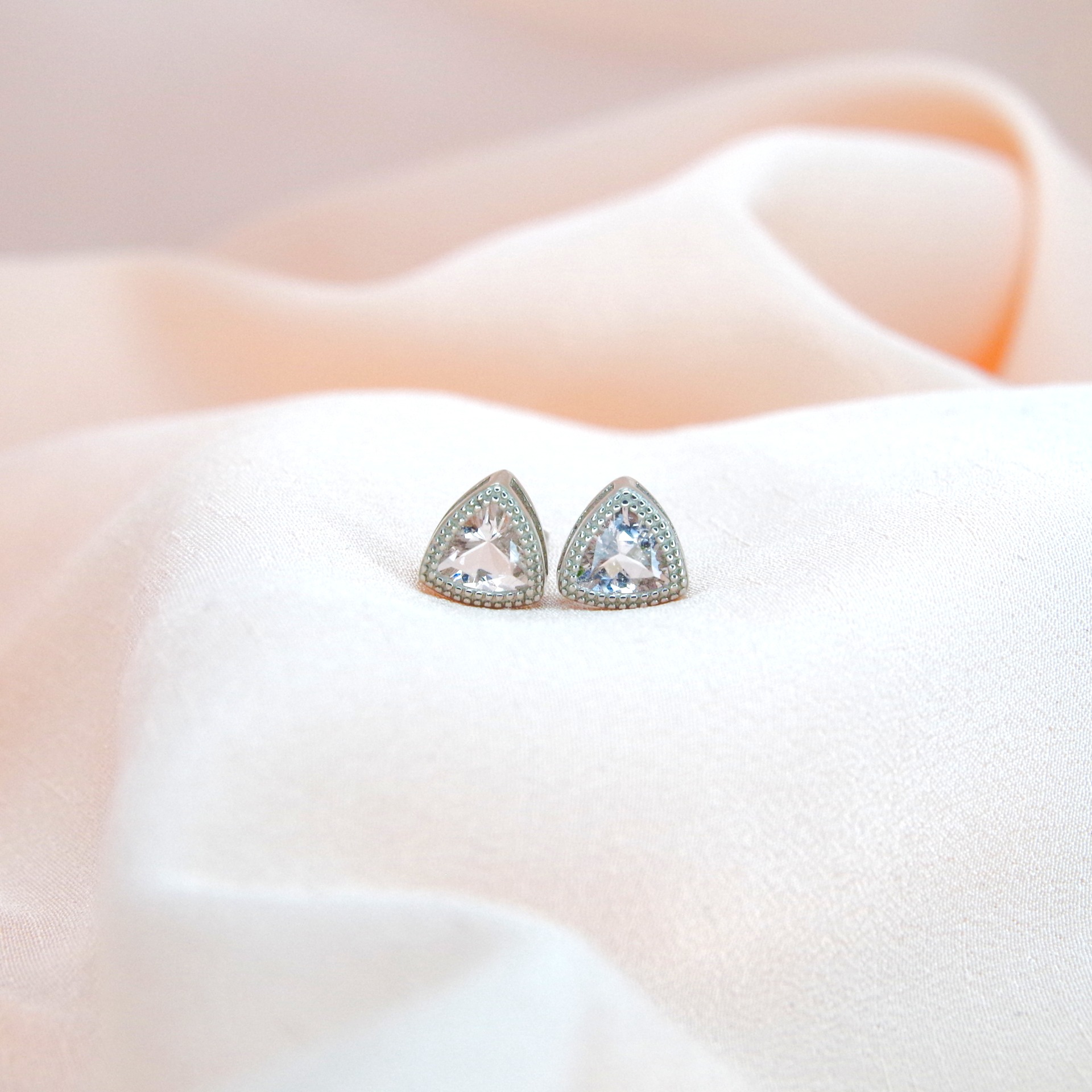 stříbrné náušnice s přírodním morganitem