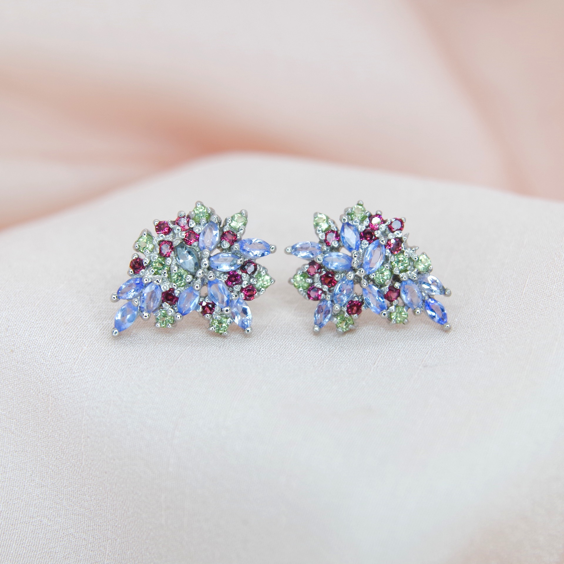 stříbrné náušnice s pravými tanzanity