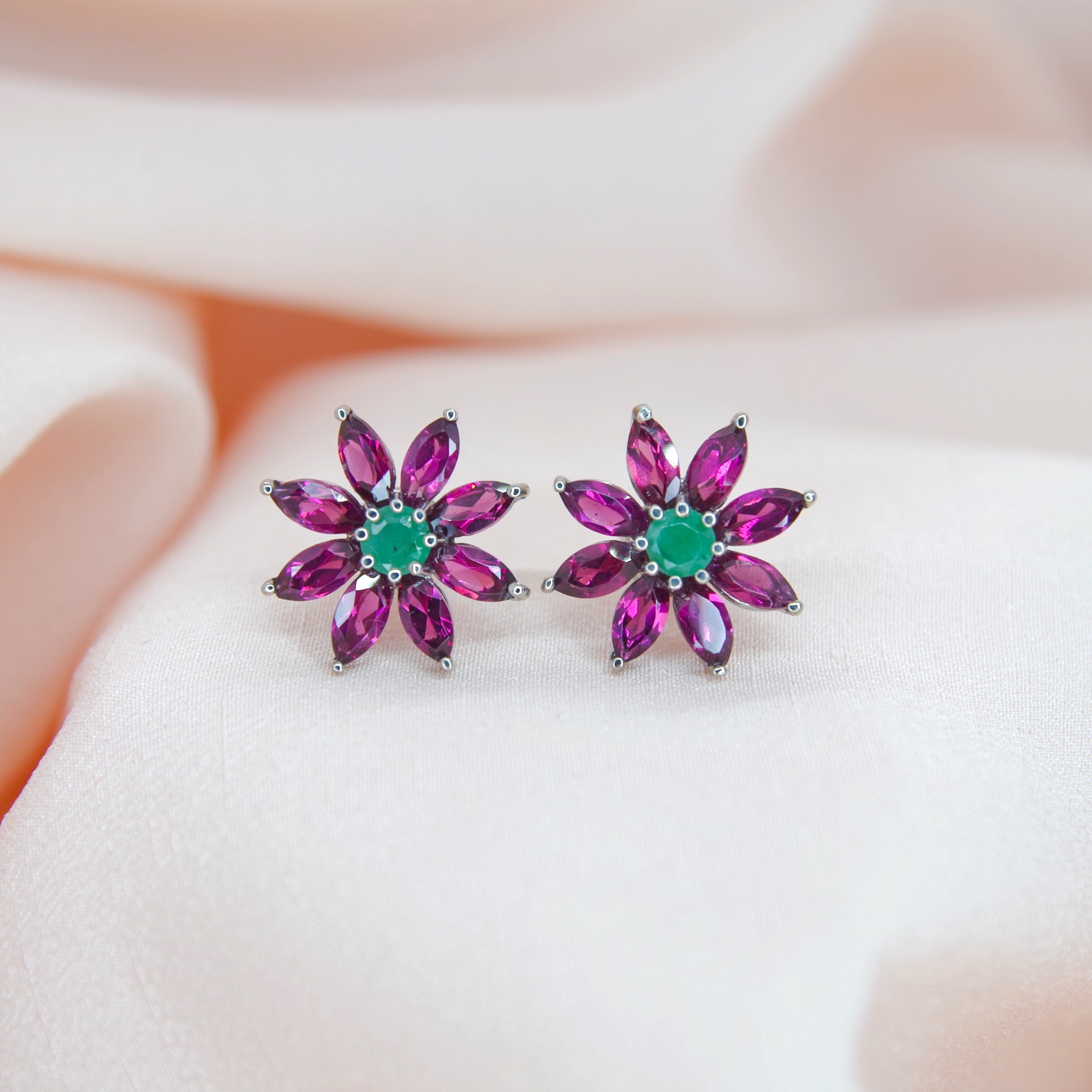 stříbrné náušnice s pravými granáty a smaragdy