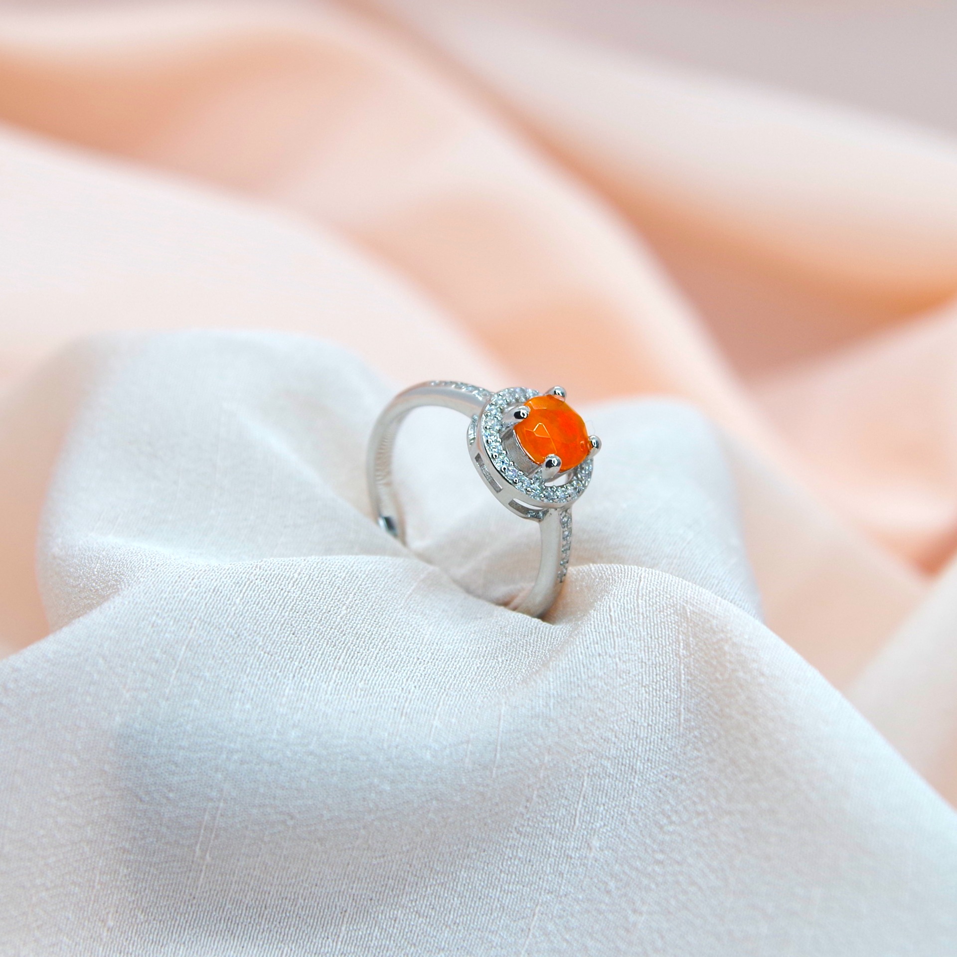stříbrný prsten s přírodním oranžovým opálem