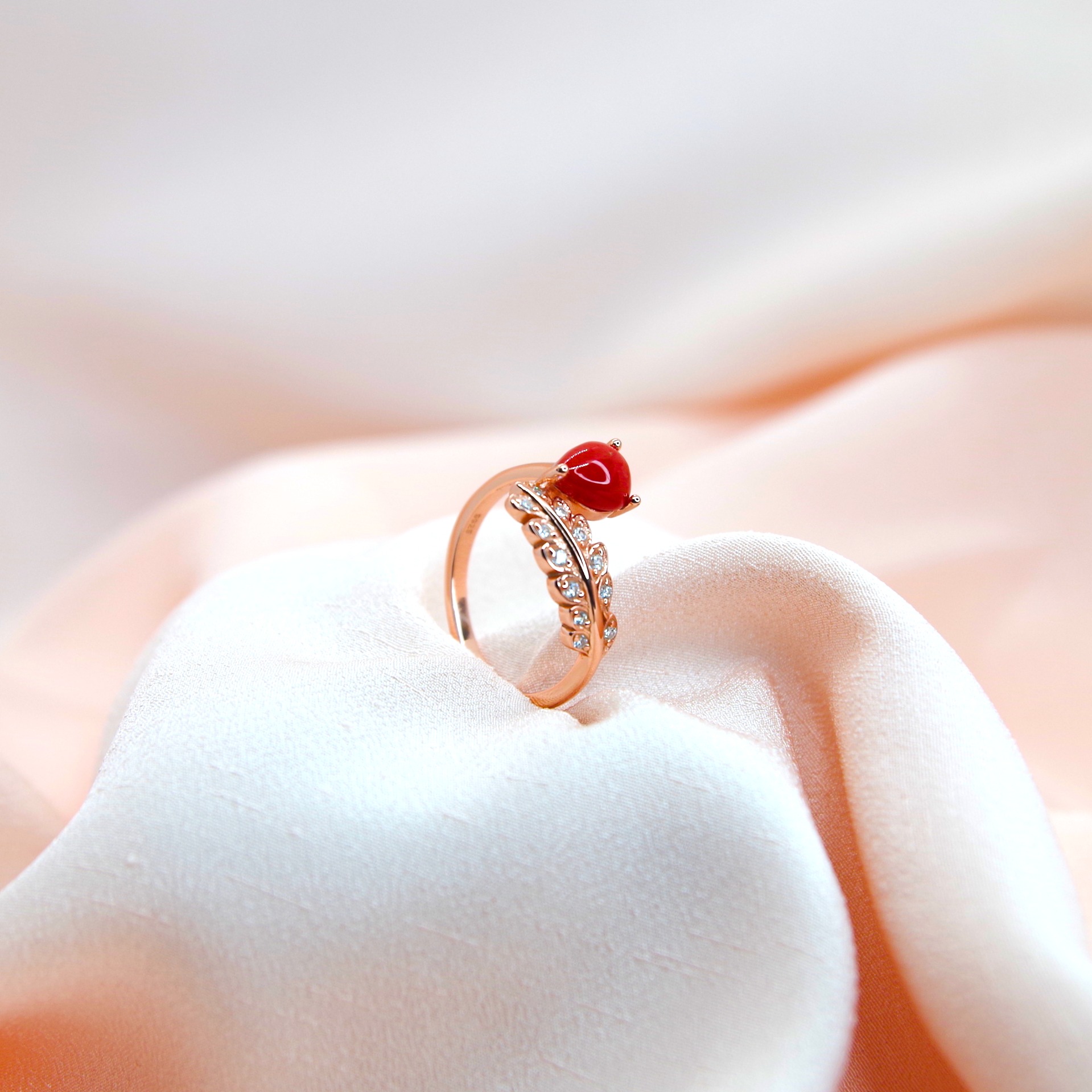 stříbrný prsten s přírodním korálem