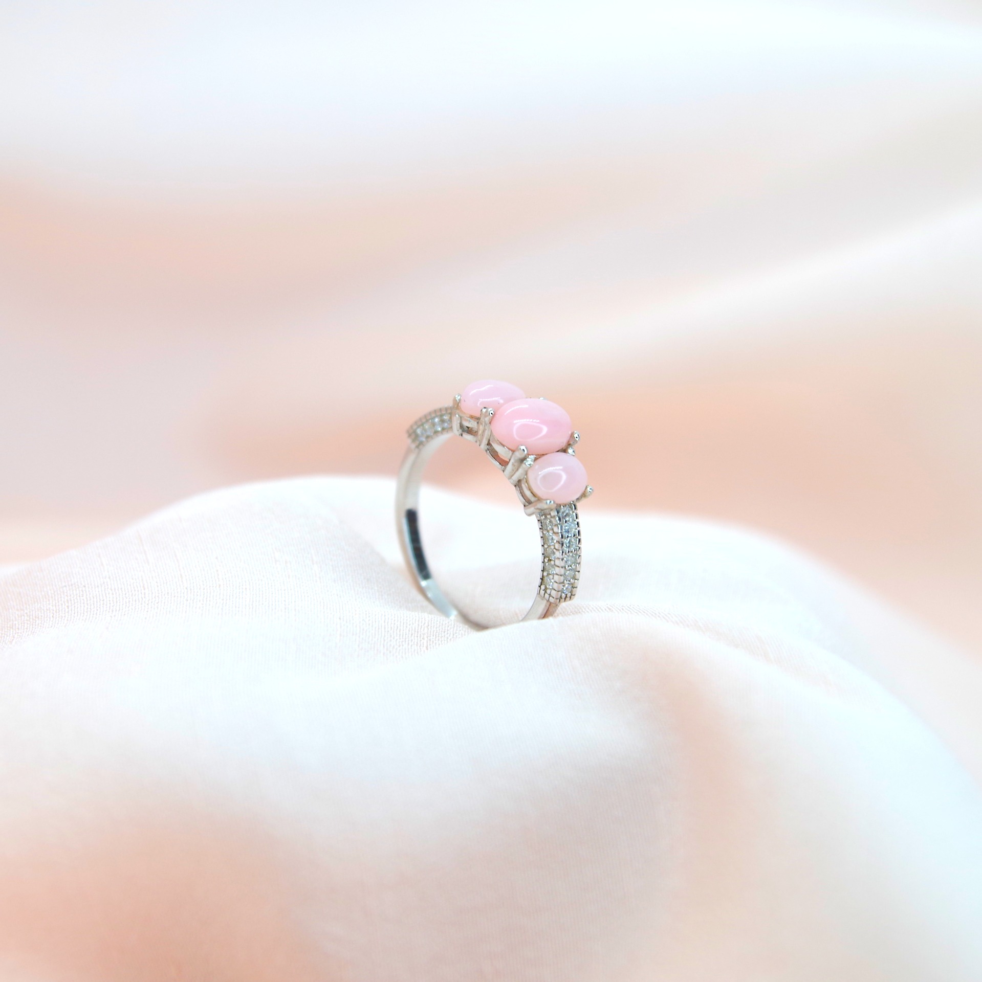 stříbrný prsten s pravým růžovým opálem