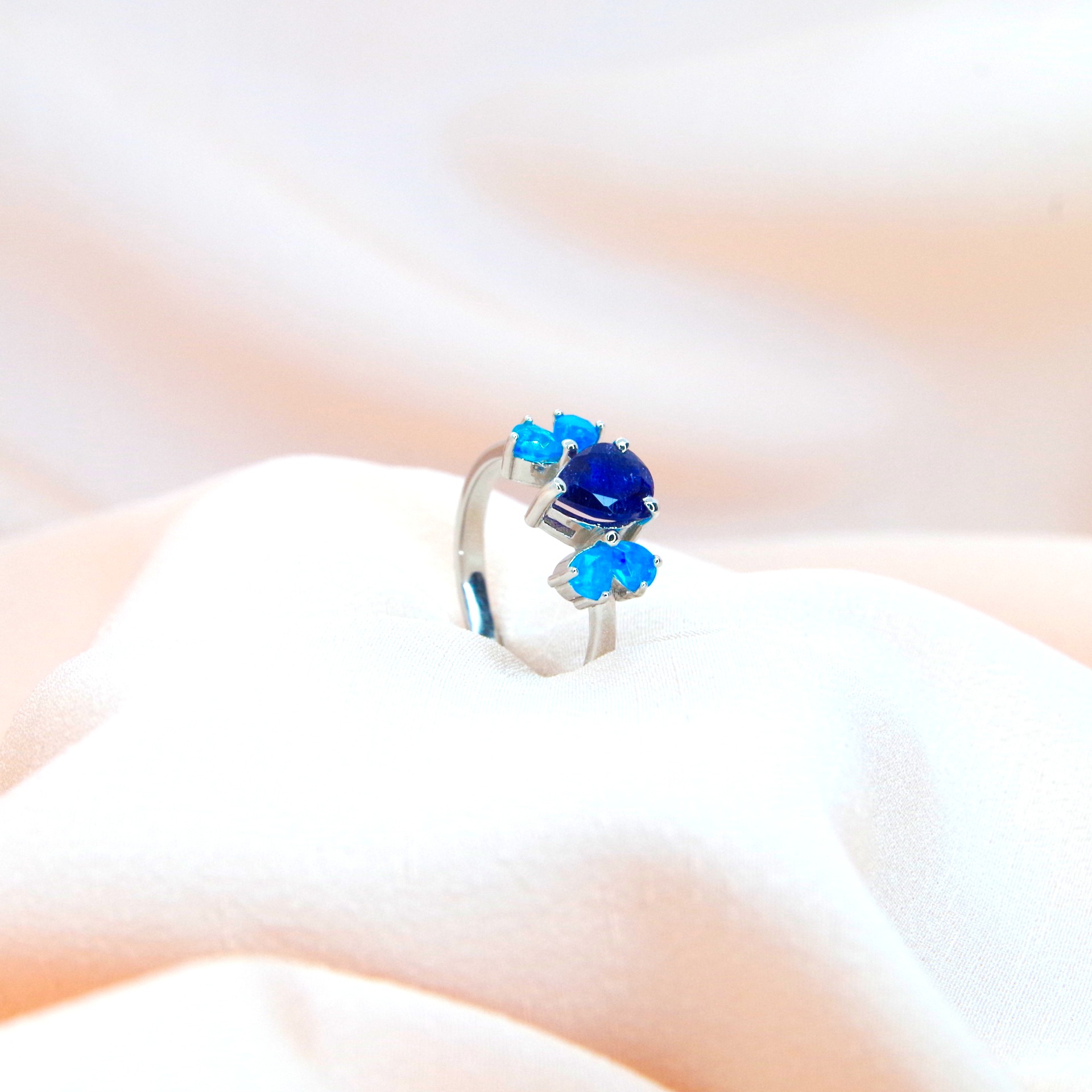 stříbrný prsten s přírodním modrým safírem a opály