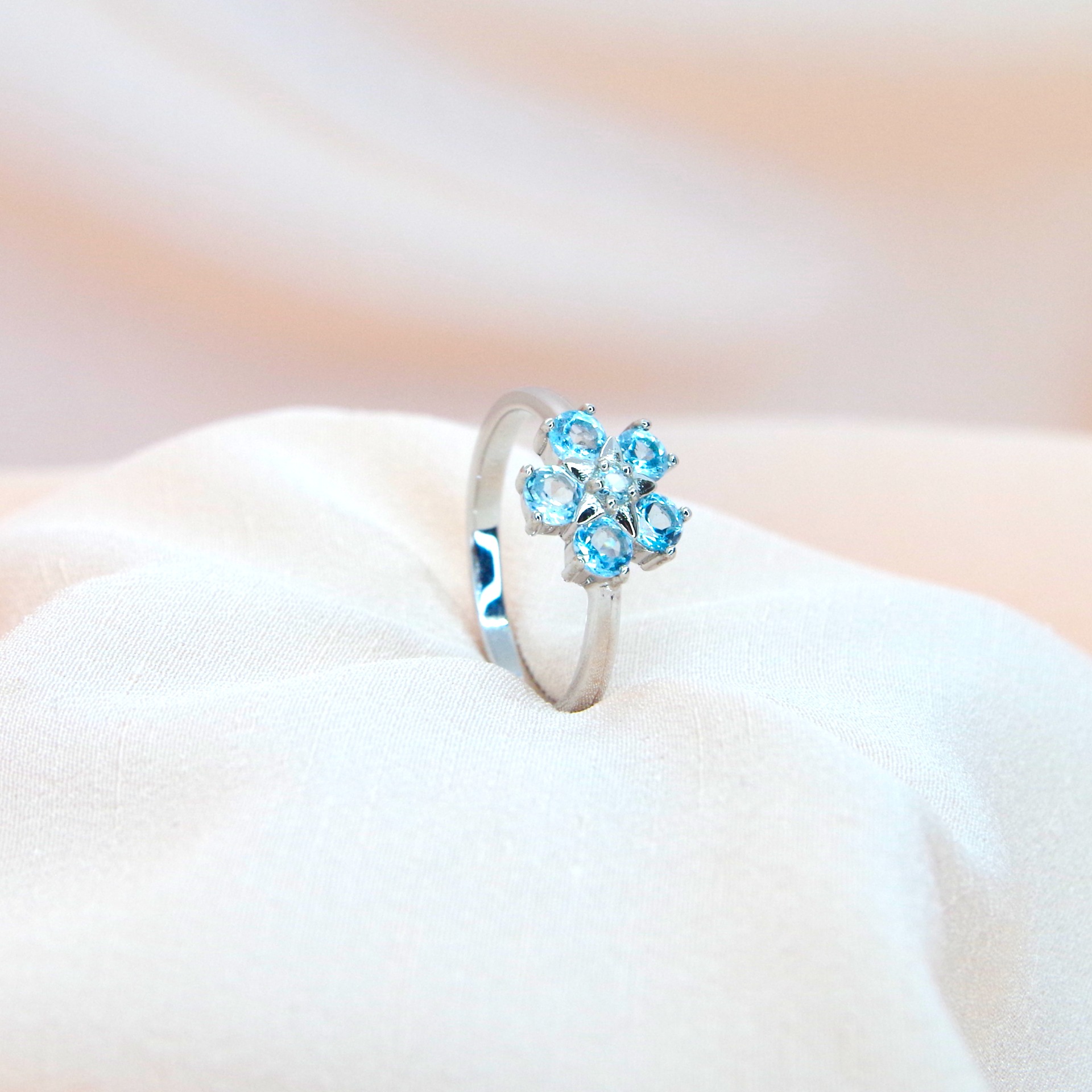 stříbrný prsten s přírodním akvamarínem