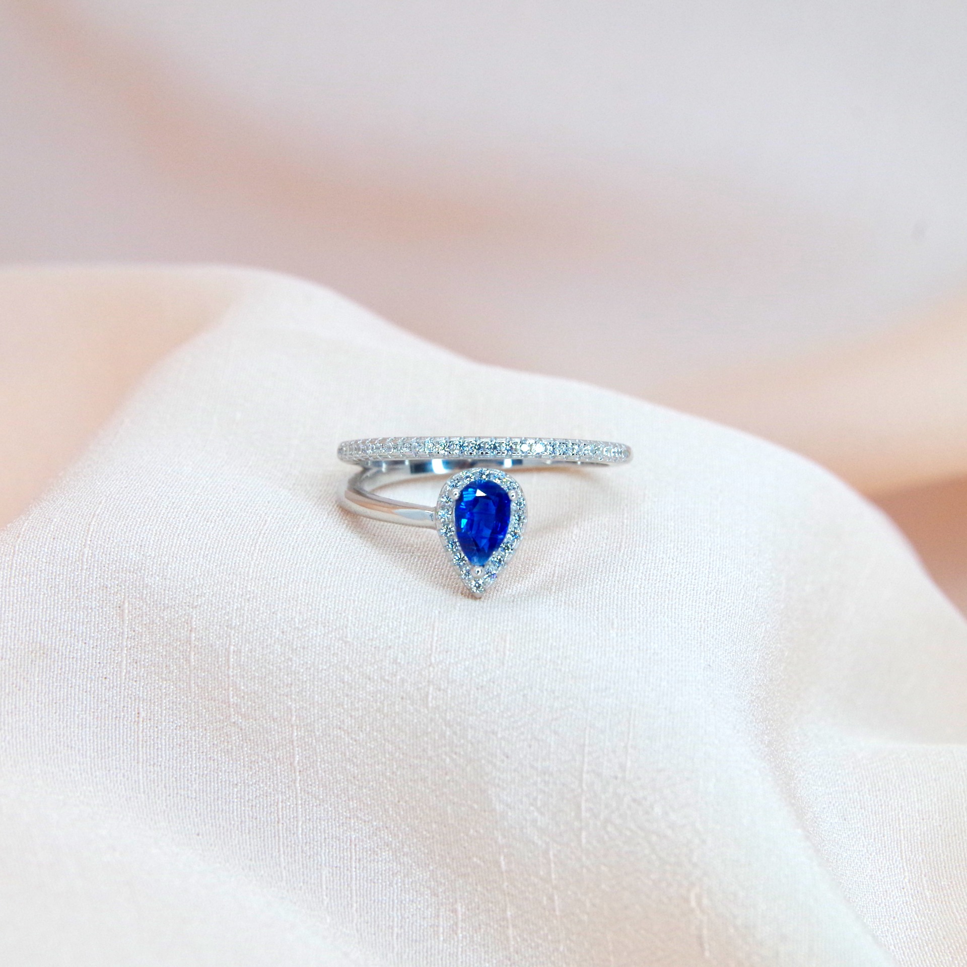 stříbrný prsten s přírodním kyanitem