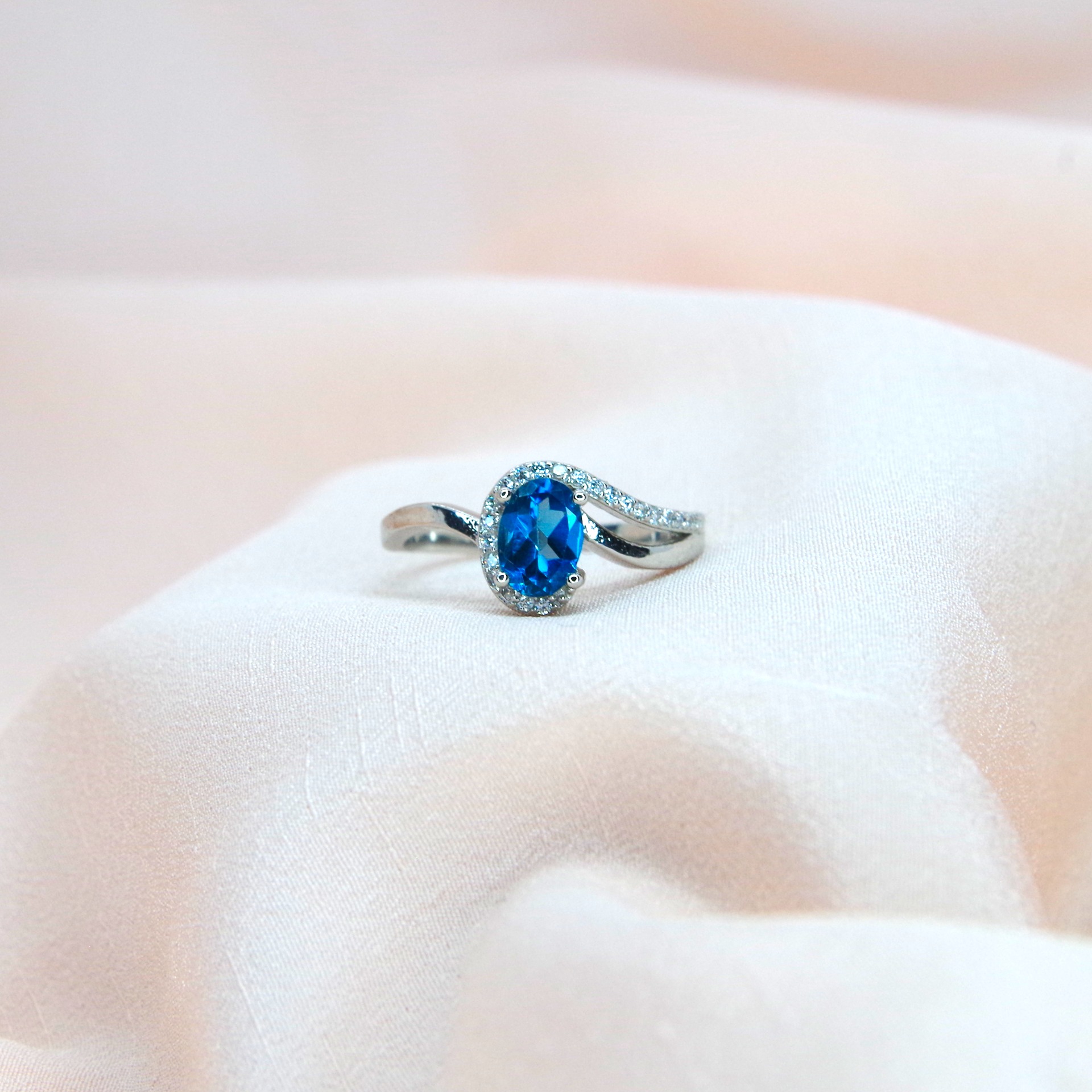 stříbrný prsten s přírodním modrým topazem