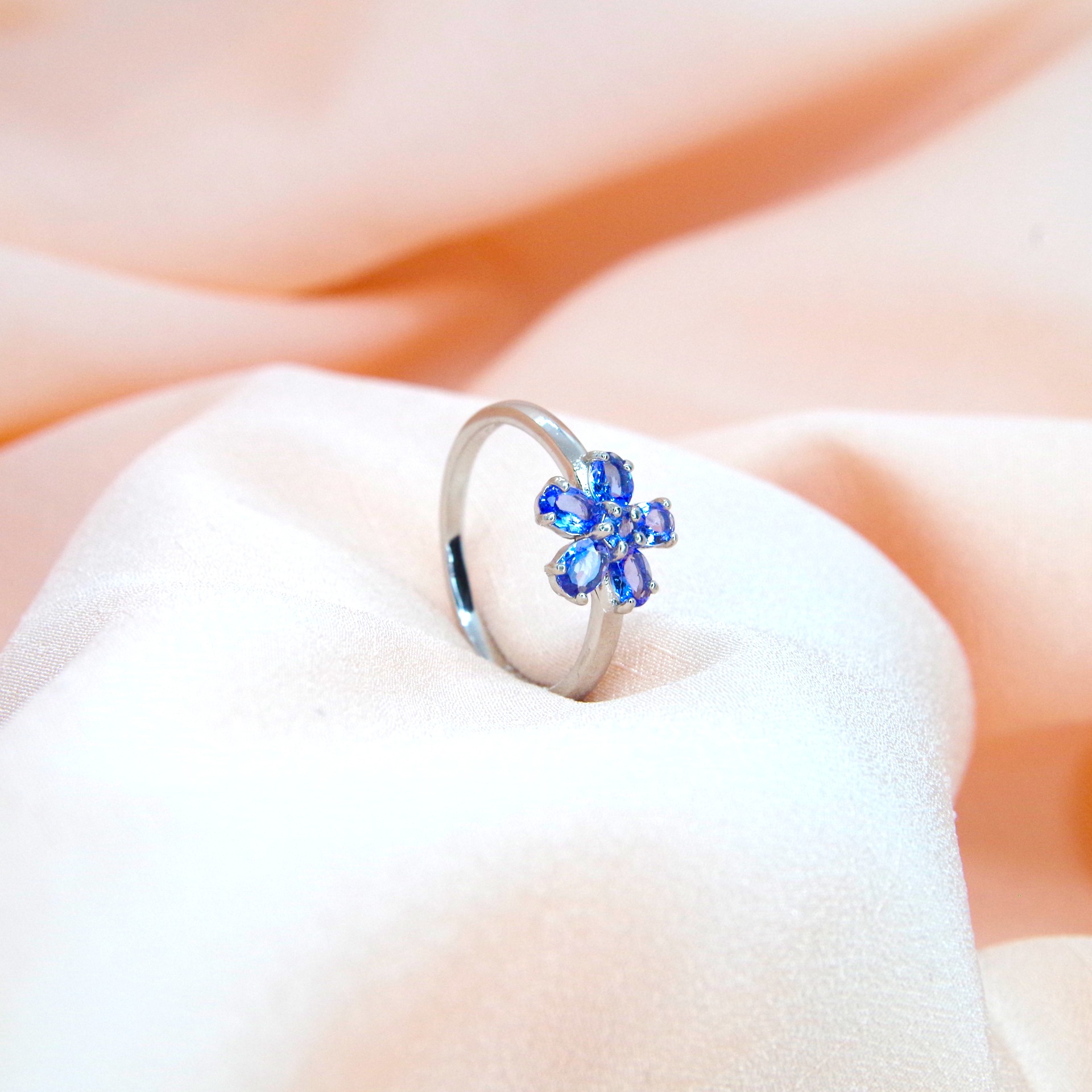 stříbrný prsten s přírodním tanzanitem