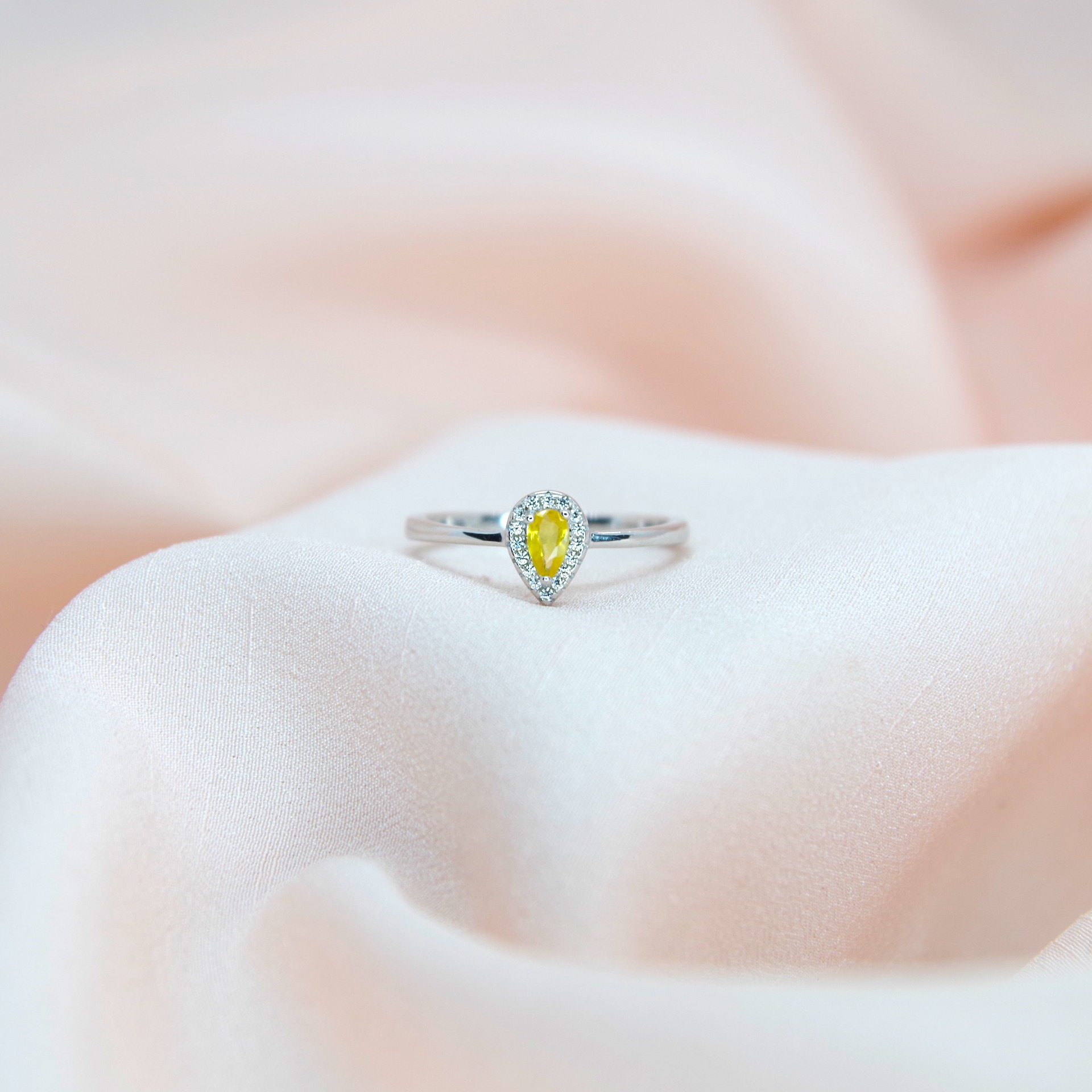 stříbrný prsten s přírodním žlutým safírem