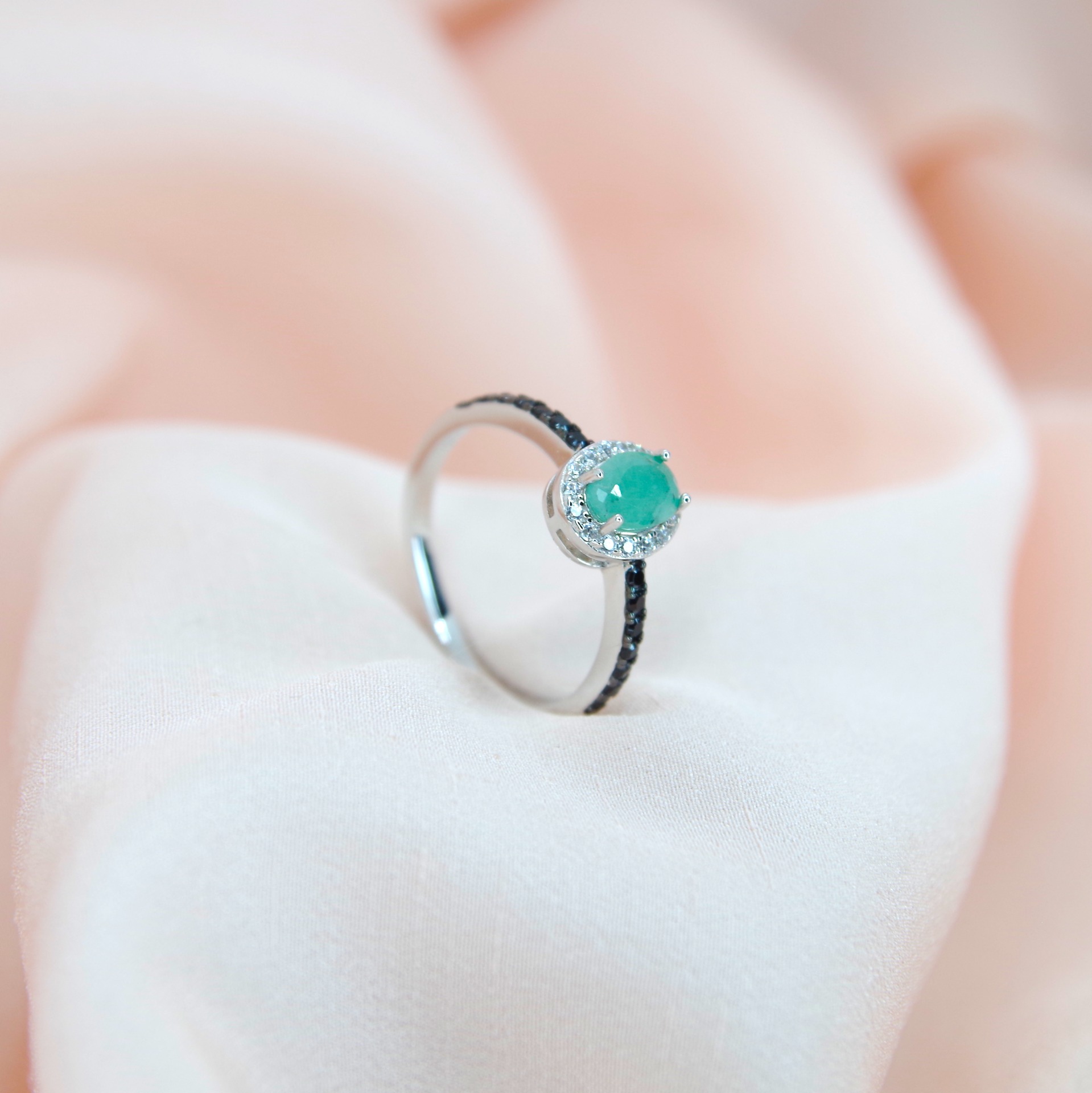 stříbrný prsten s přírodním smaragdem