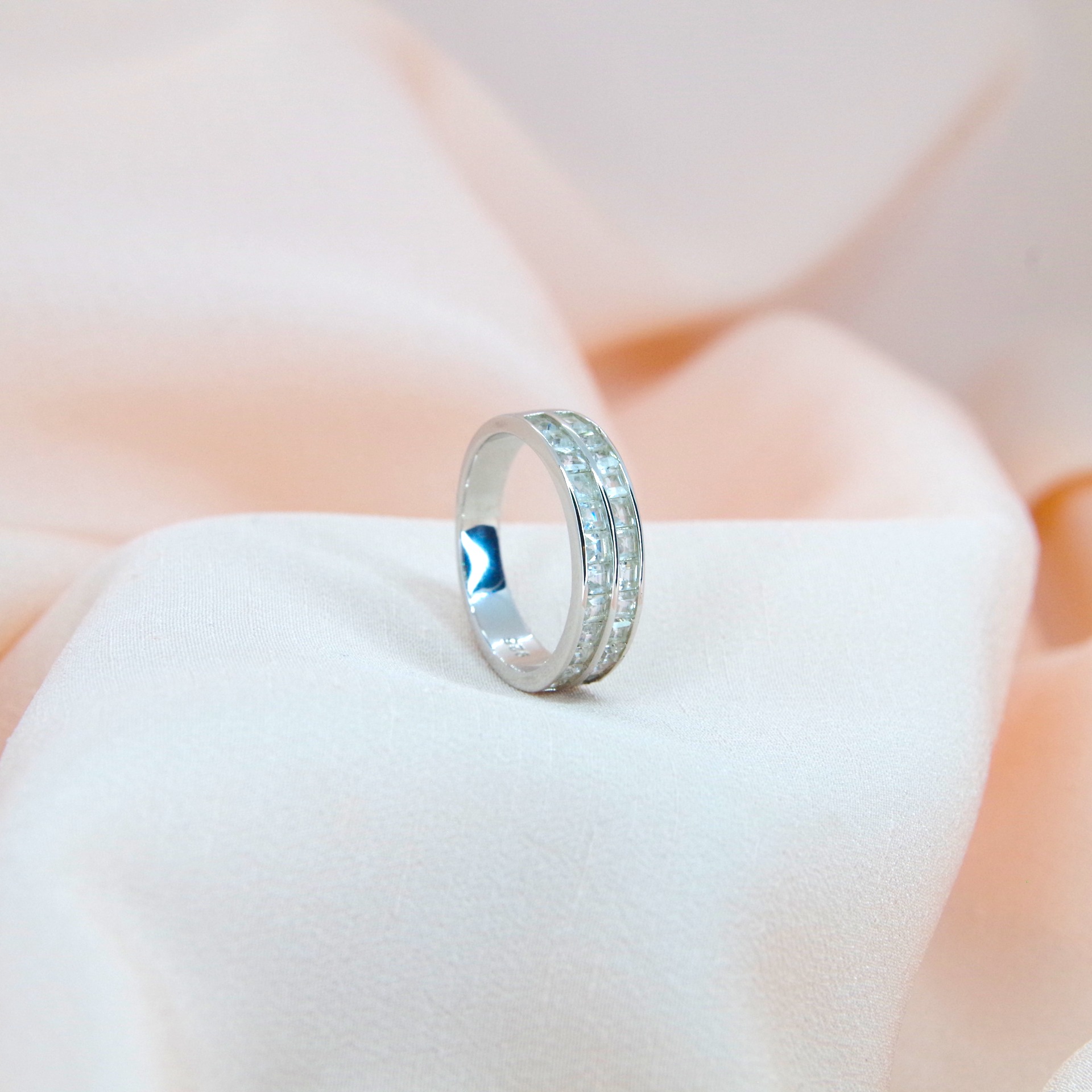 stříbrný prsten s pravým bílým topazem