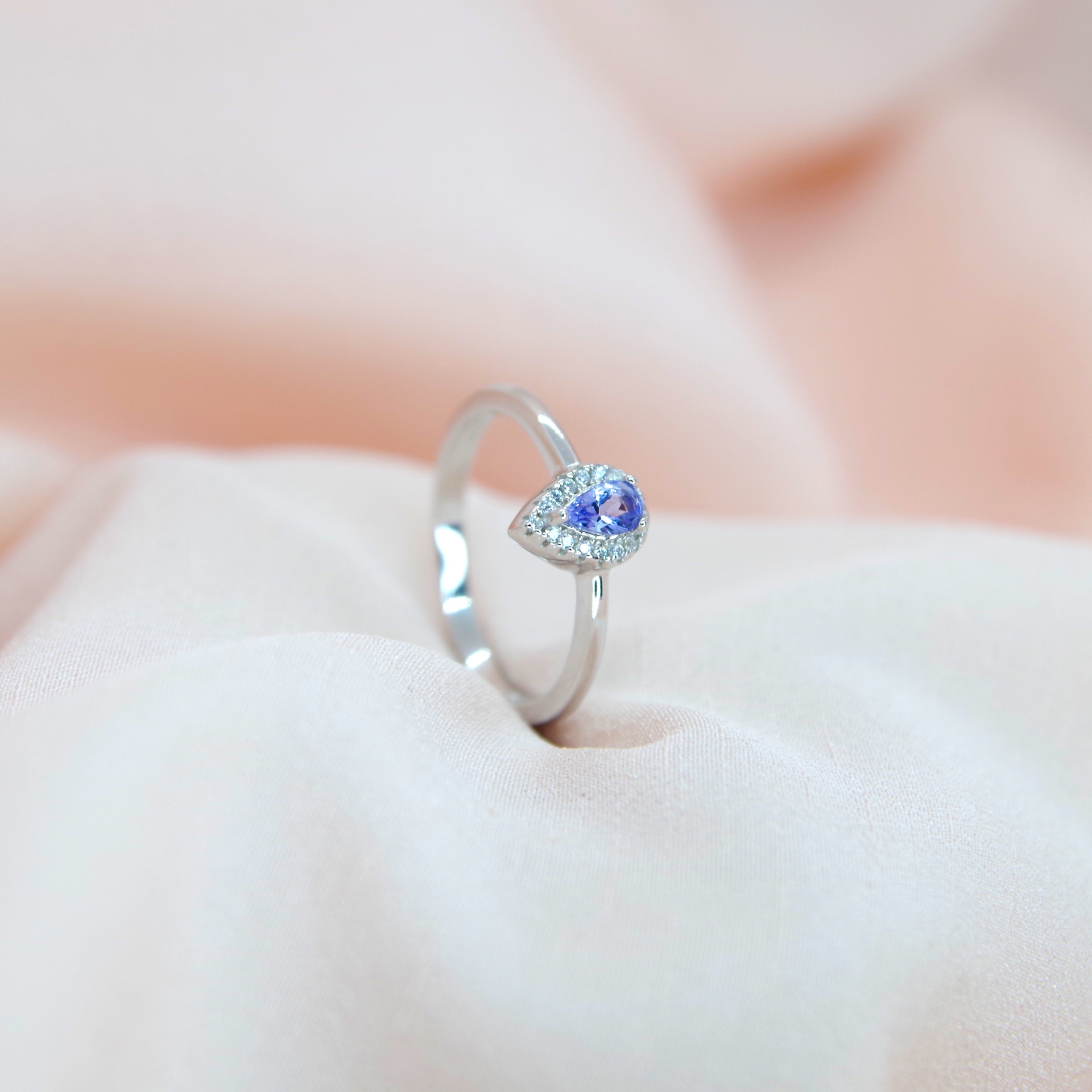 stříbrný prsten s přírodním tanzanitem