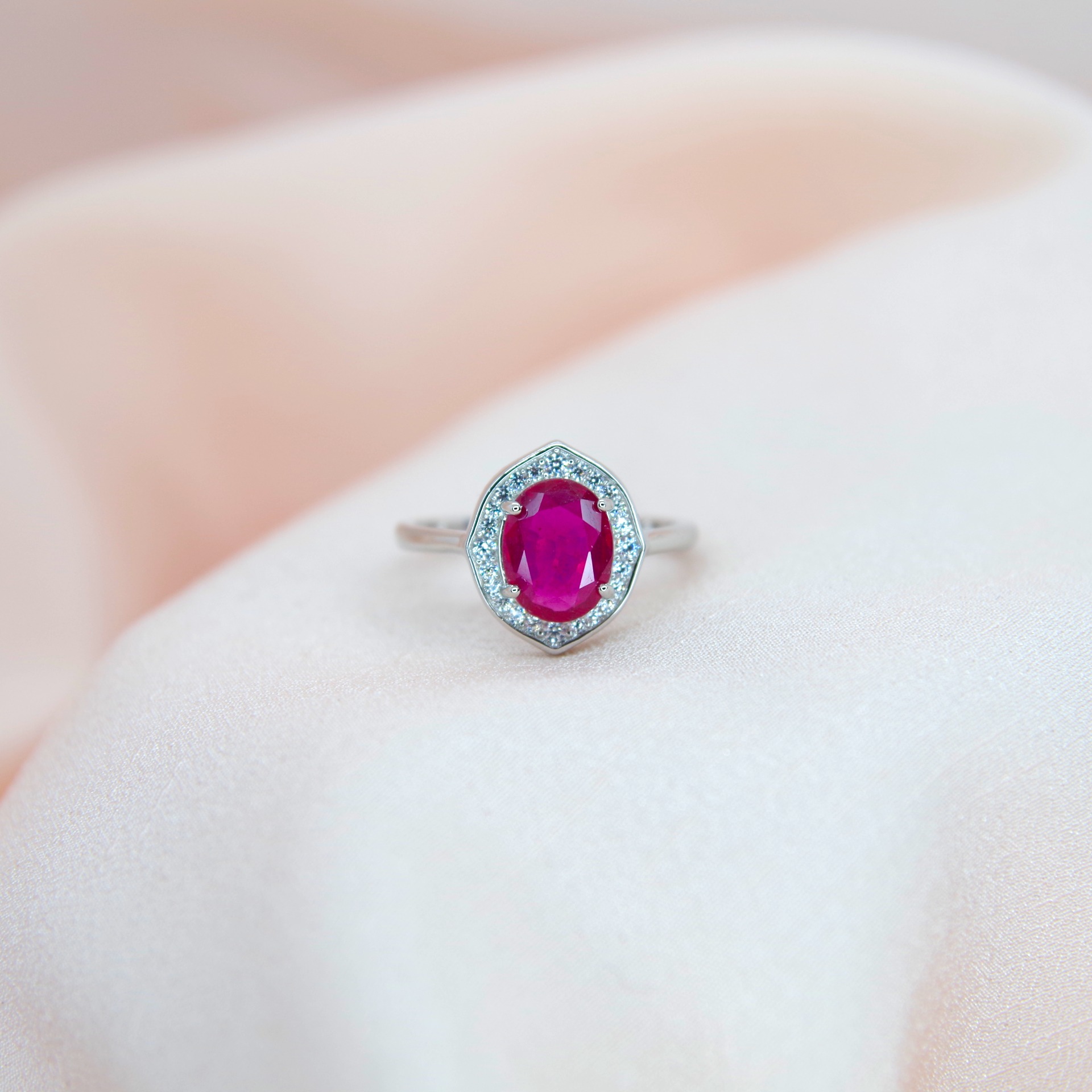 stříbrný prsten s přírodním rubínem