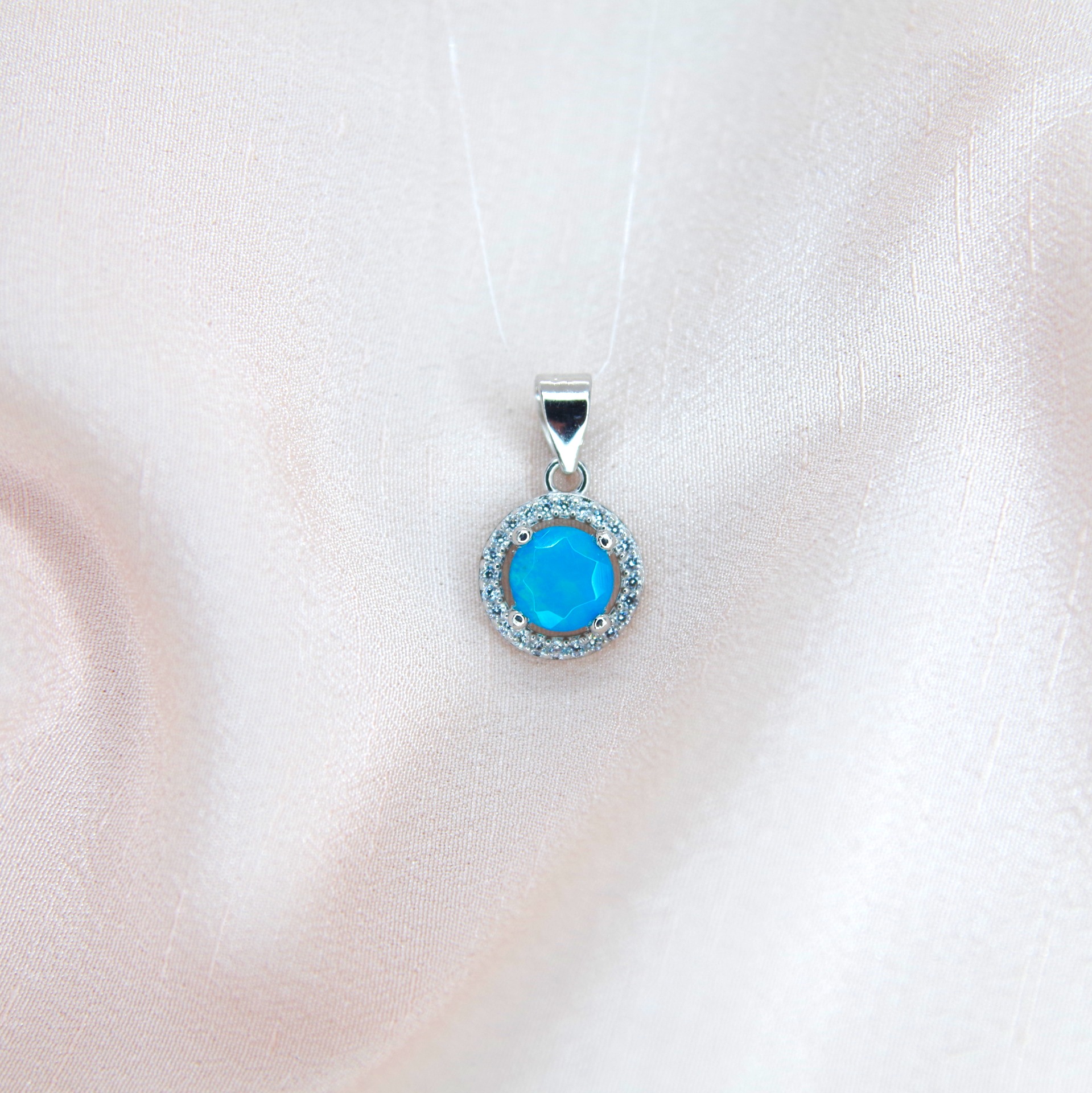 stříbrný přívěsek s přírodním modrým opálem