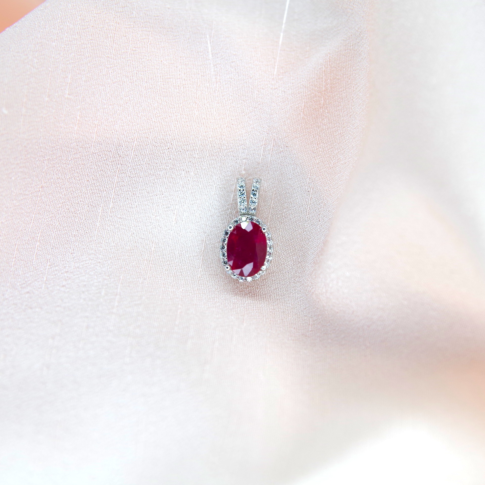 stříbrný přívěsek s přírodním rubínem