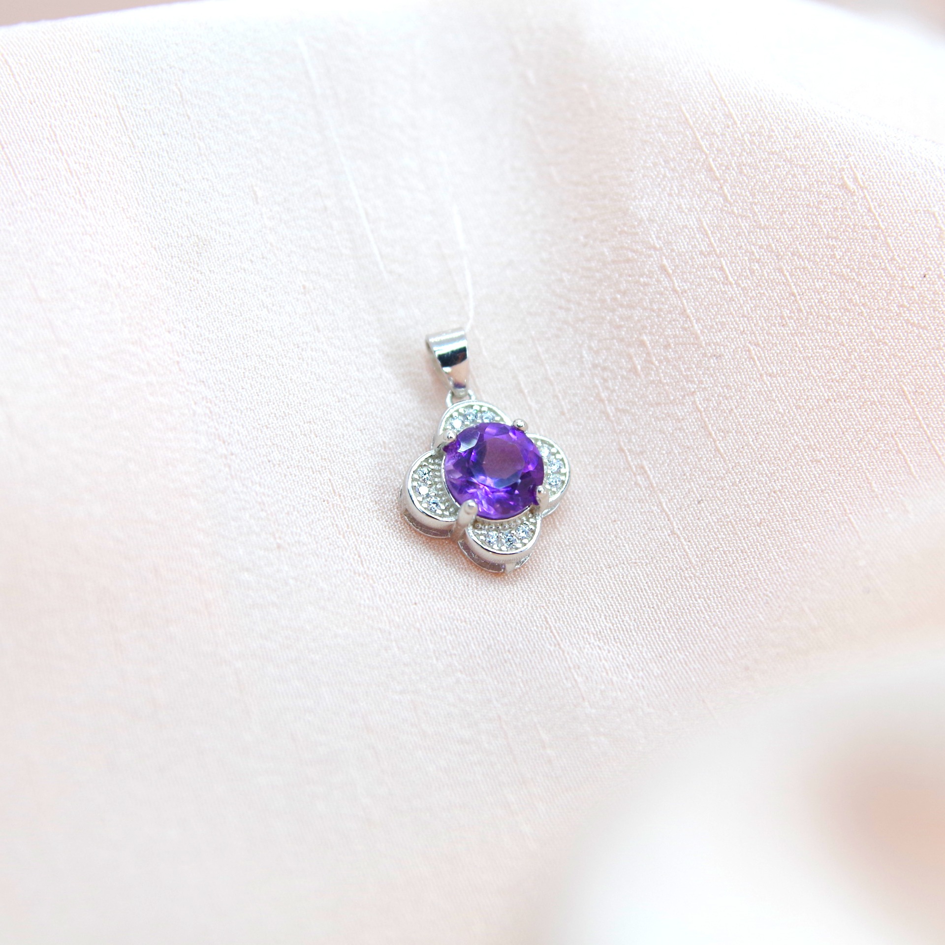 stříbrný přívěsek s přírodním ametystem