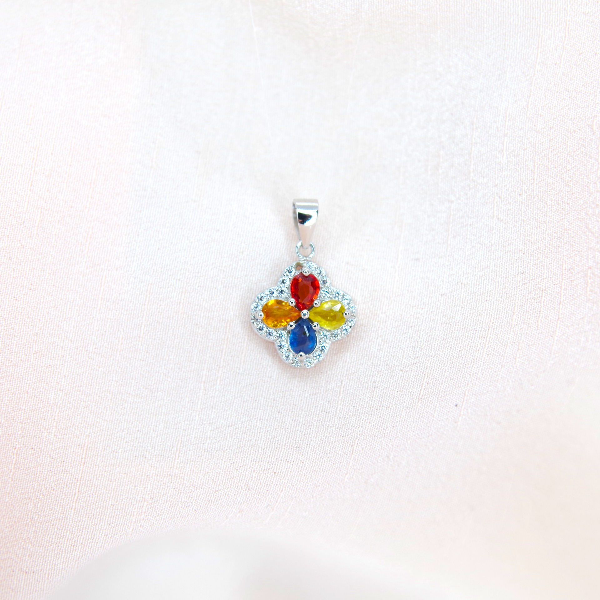 stříbrný přívěsek s přírodním safírem