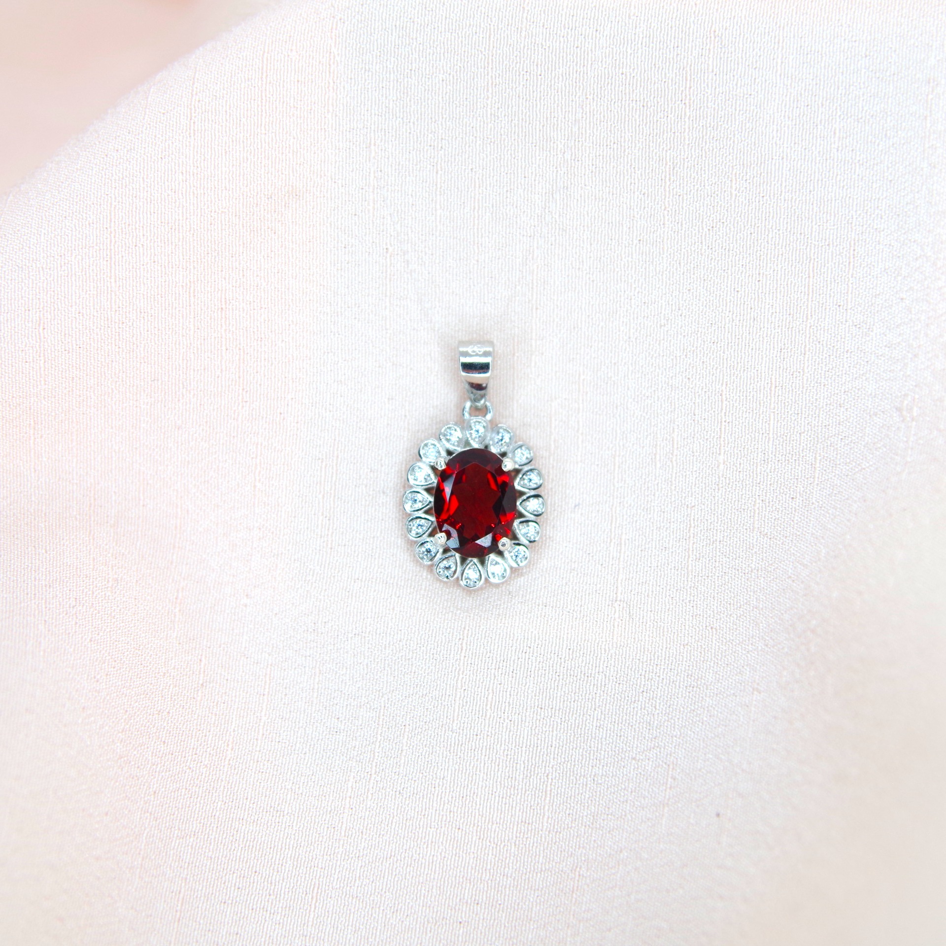 stříbrný přívěsek s pravým granátem