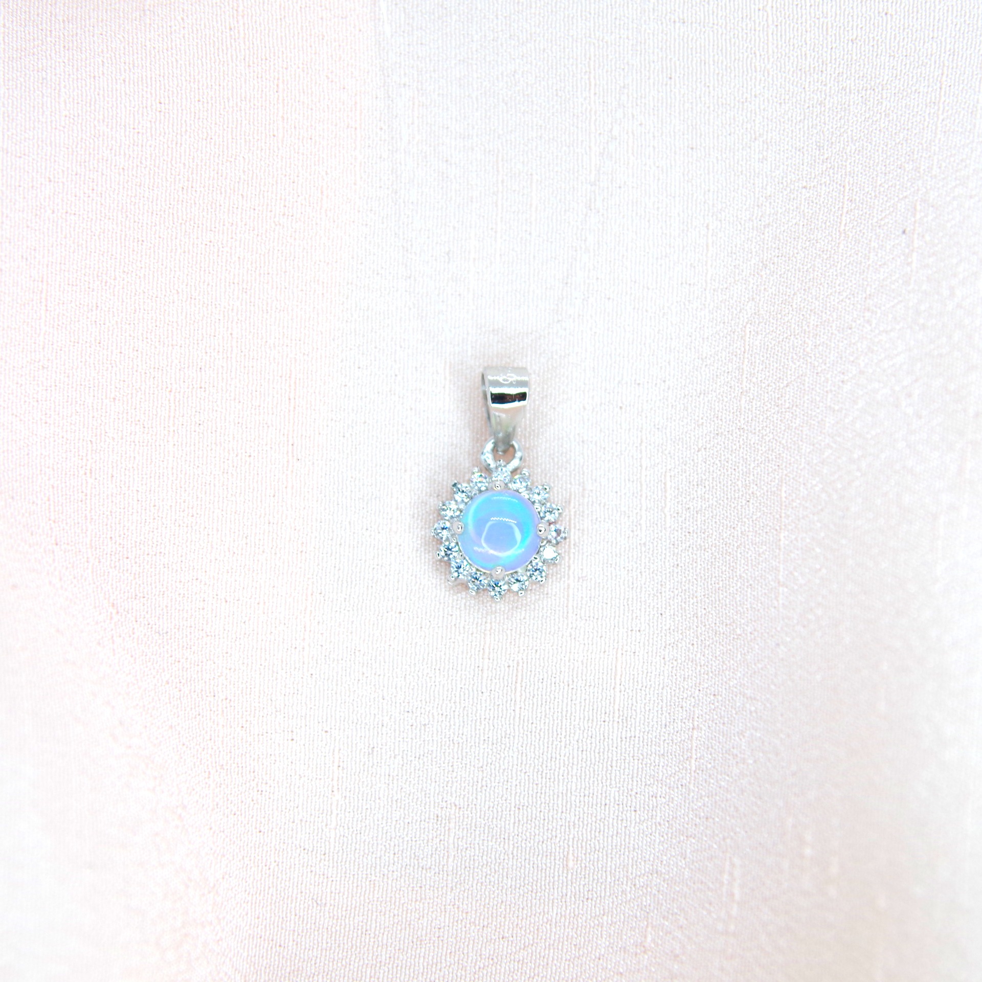 stříbrný přívěsek s pravým ohnivým opálem