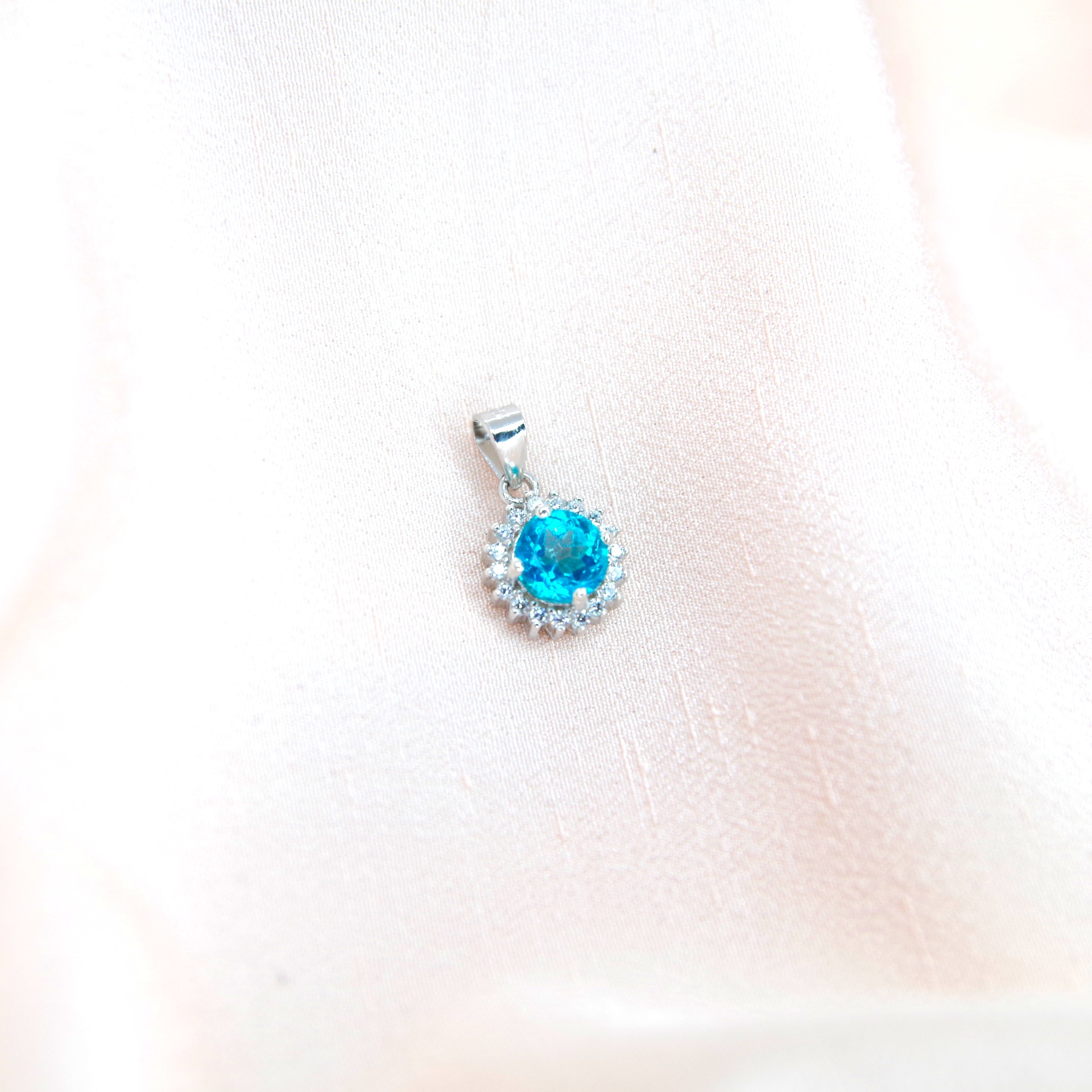 stříbrný přívěsek s pravým modrým topazem