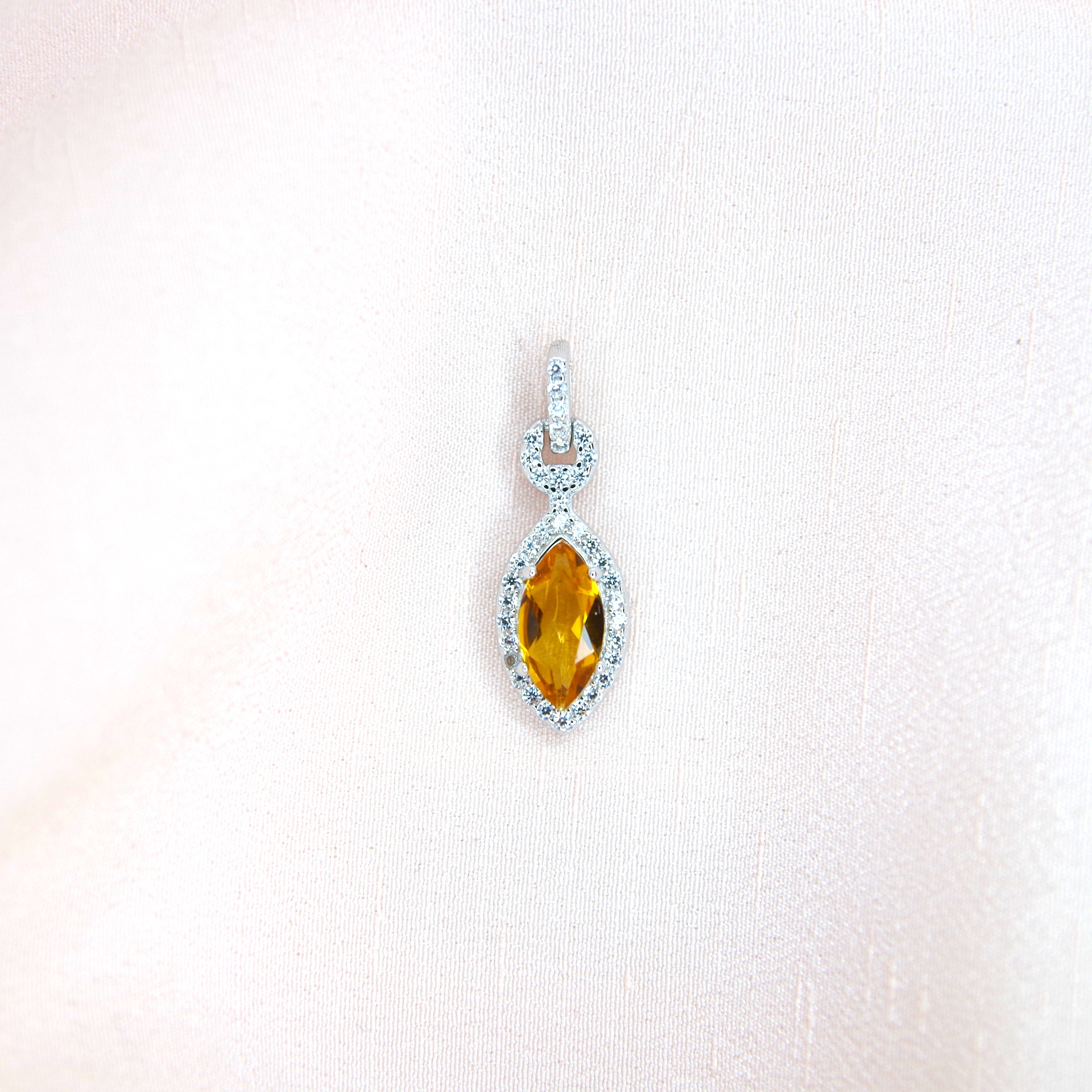 stříbrný přívěsek s pravým citrínem