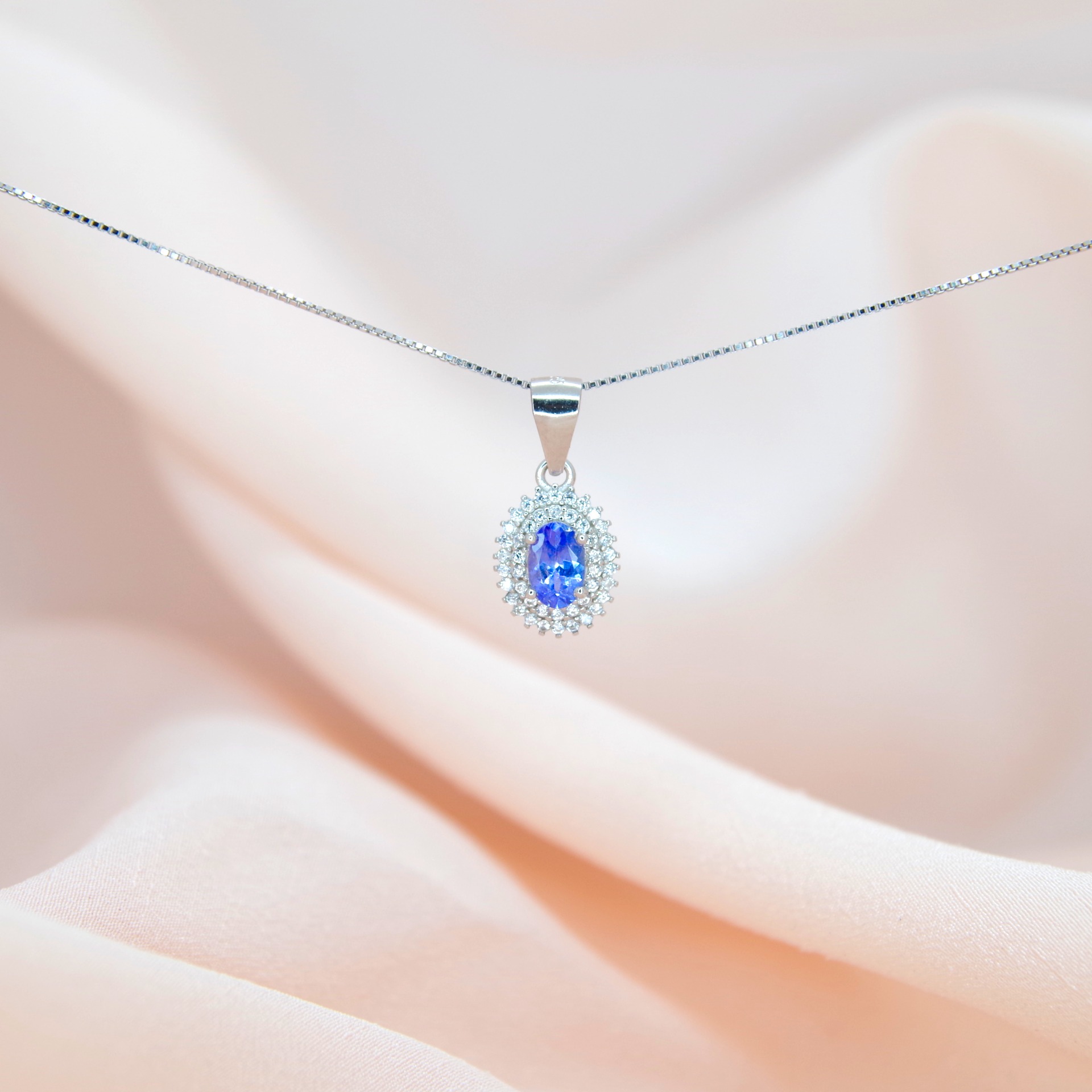 stříbrný přívěsek s přírodním tanzanitem