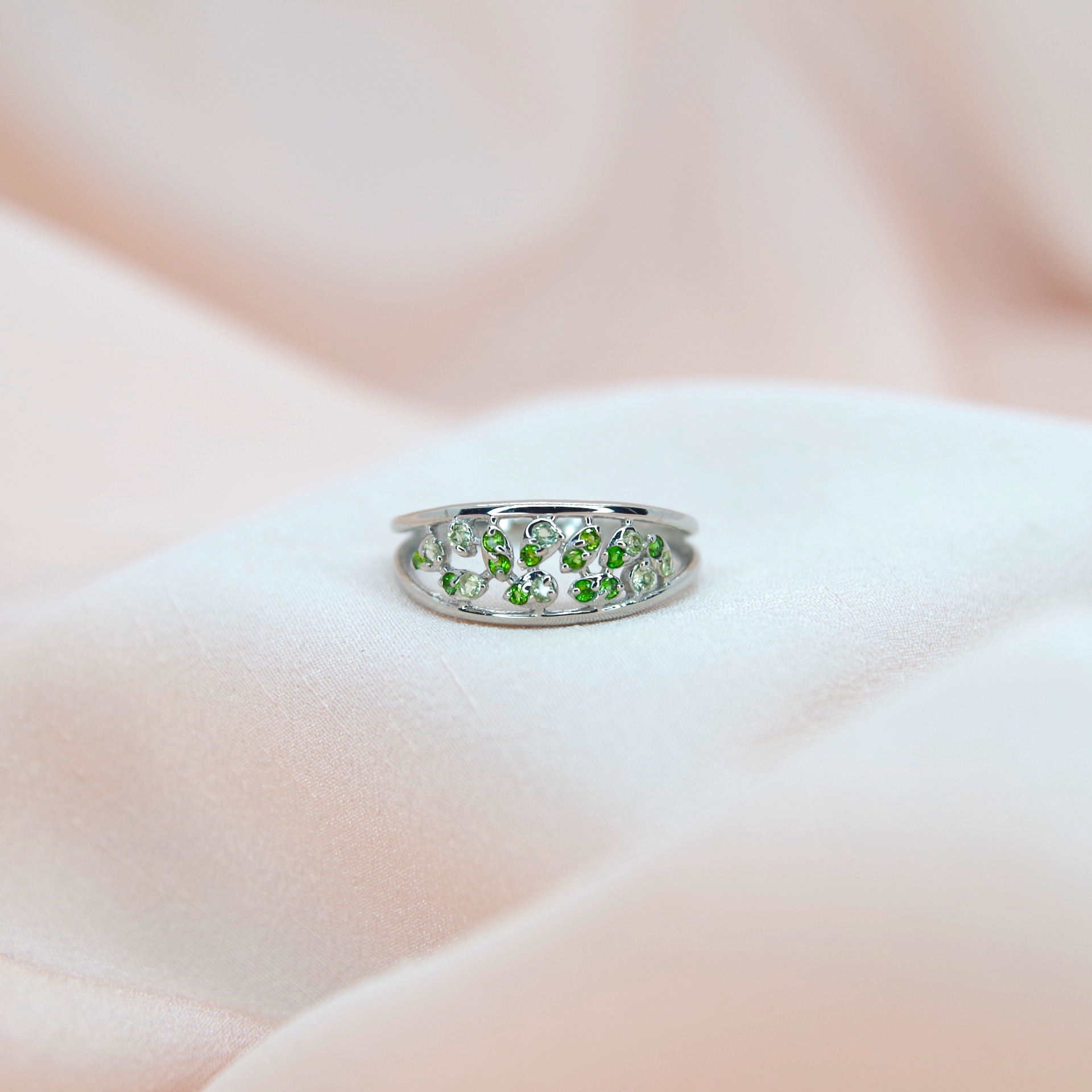 stříbrný prsten s přírodním olivínem