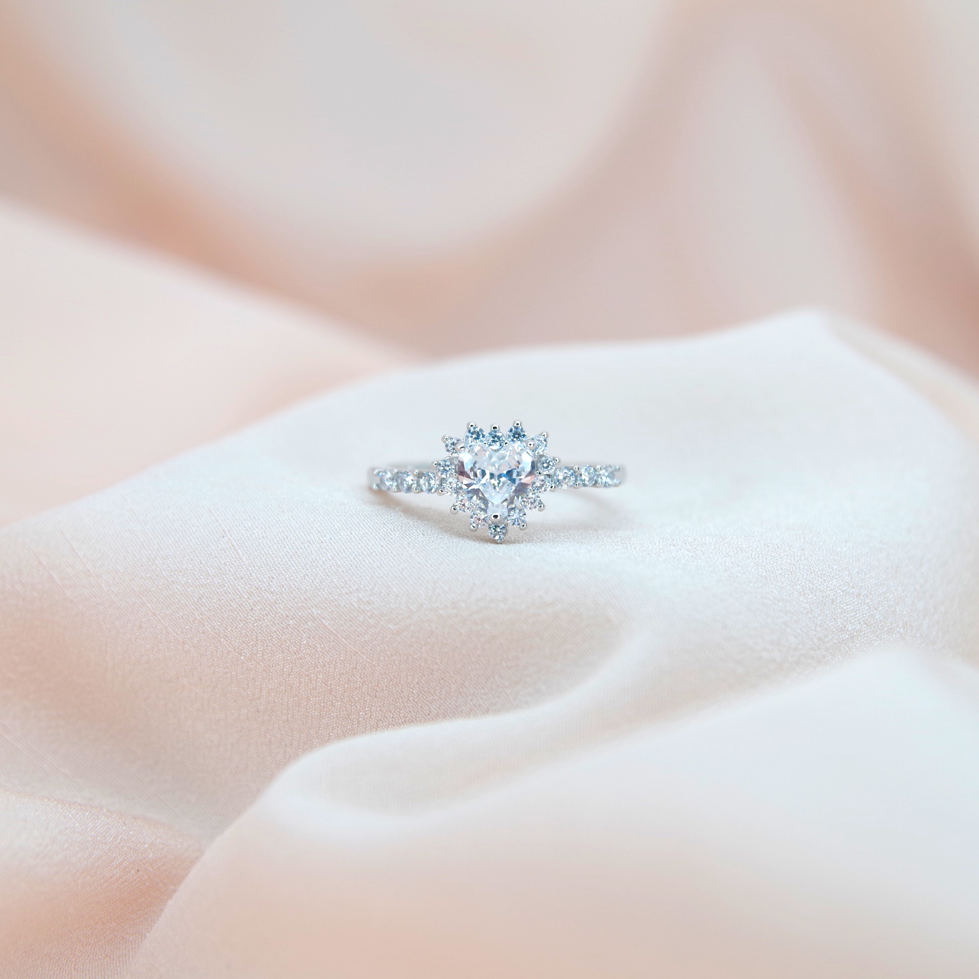 stříbrný prsten se zirkony