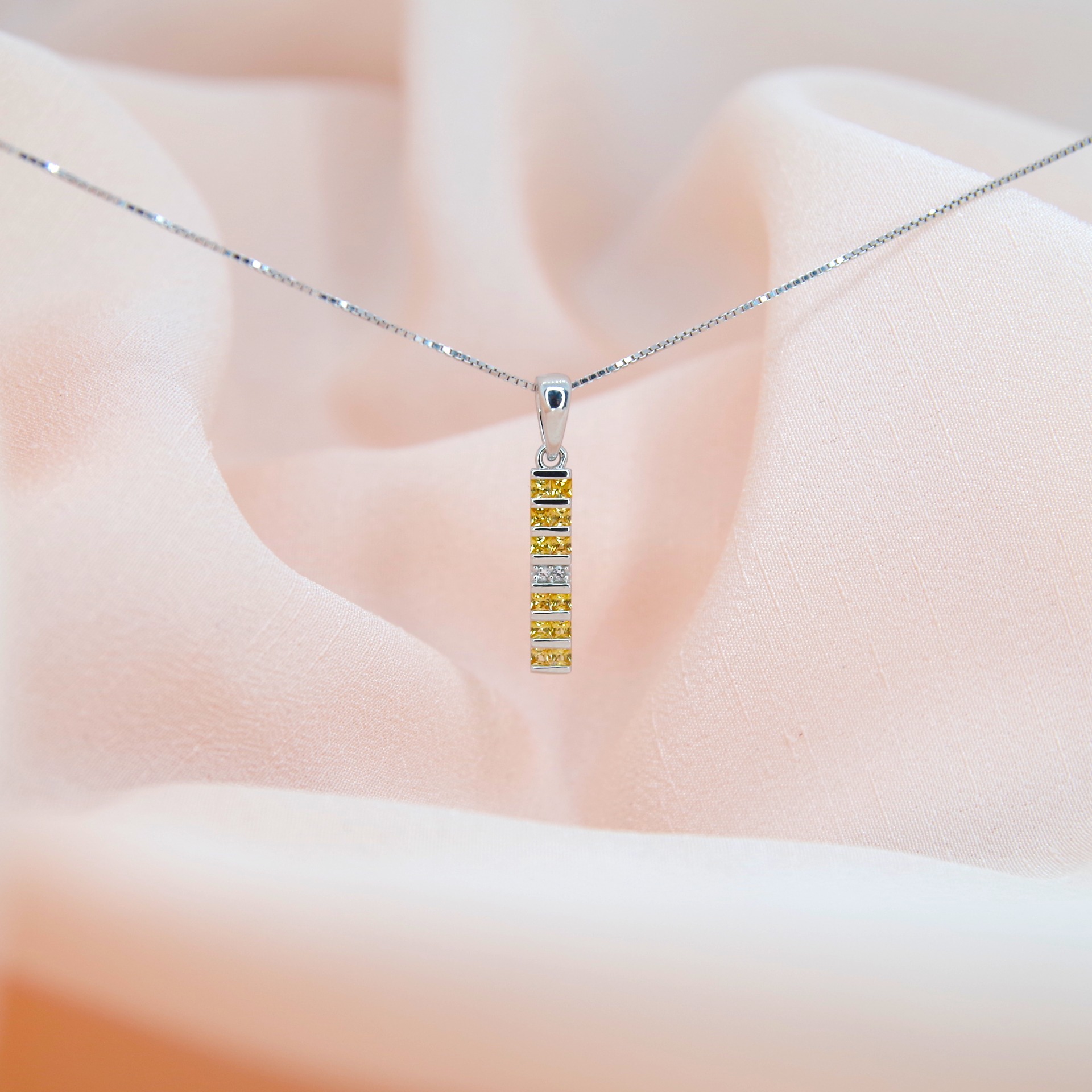 Stříbrný přívěsek s pravým safírem