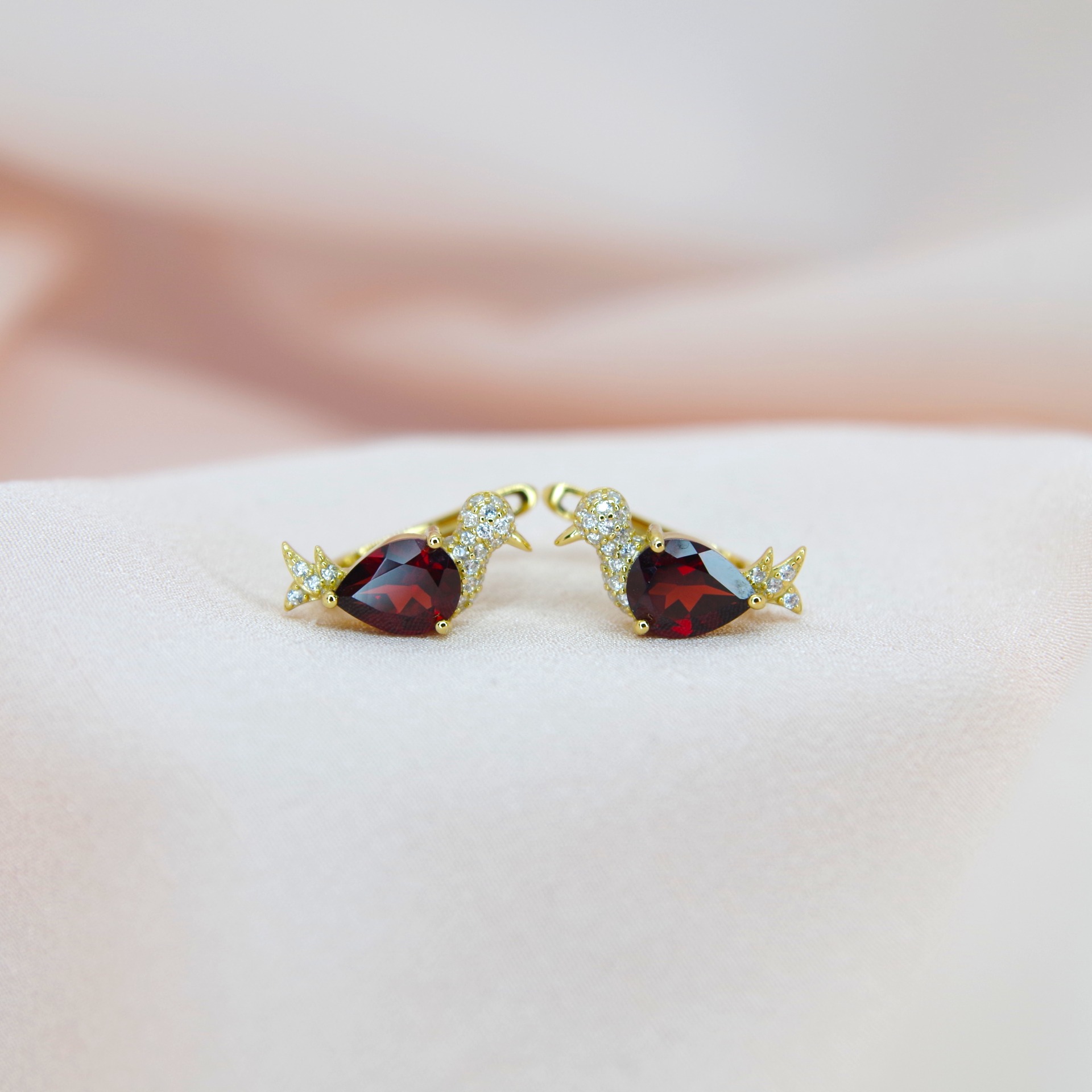 Stříbrné náušnice s mozambickými granáty