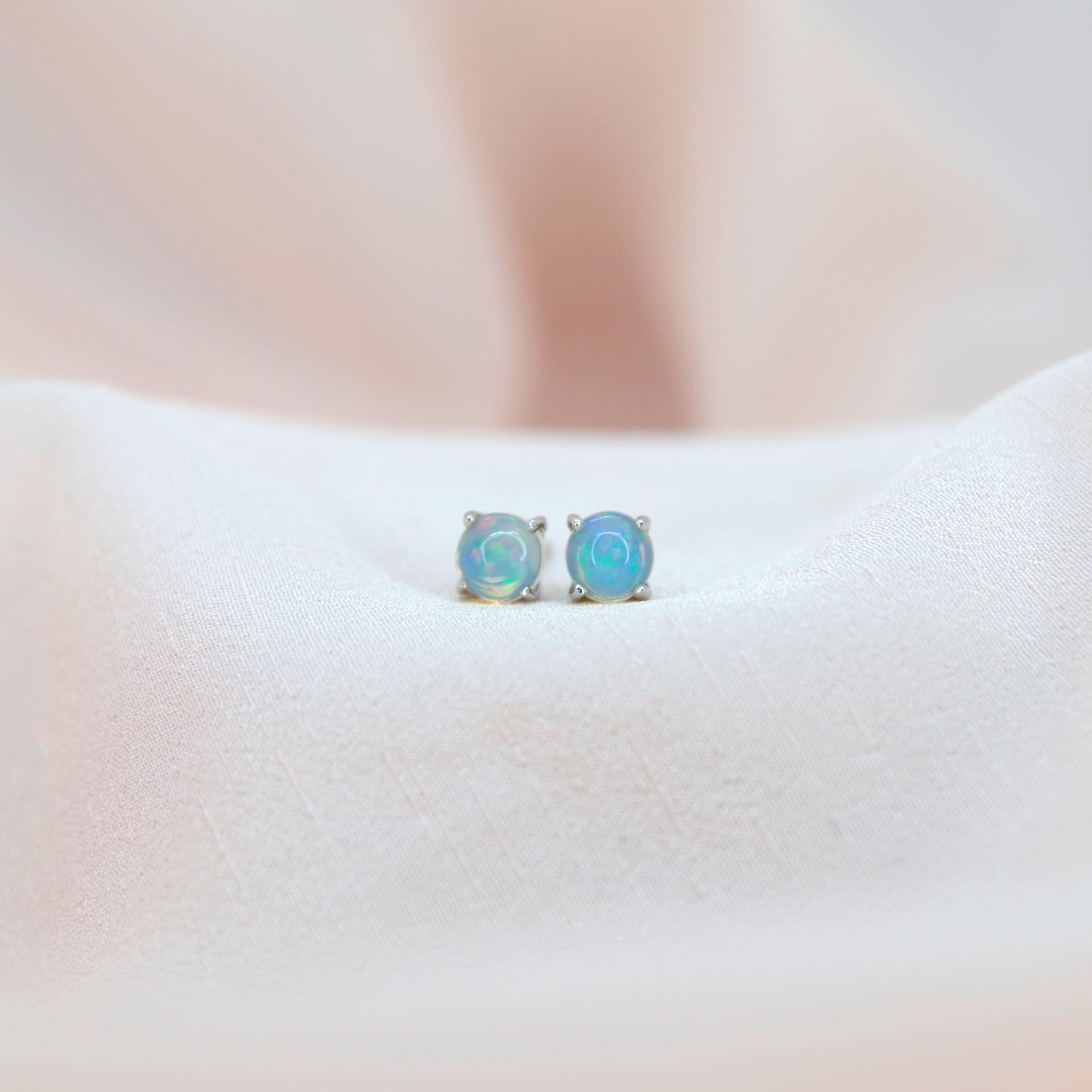 Jemné náušnice s ohnivým opálem