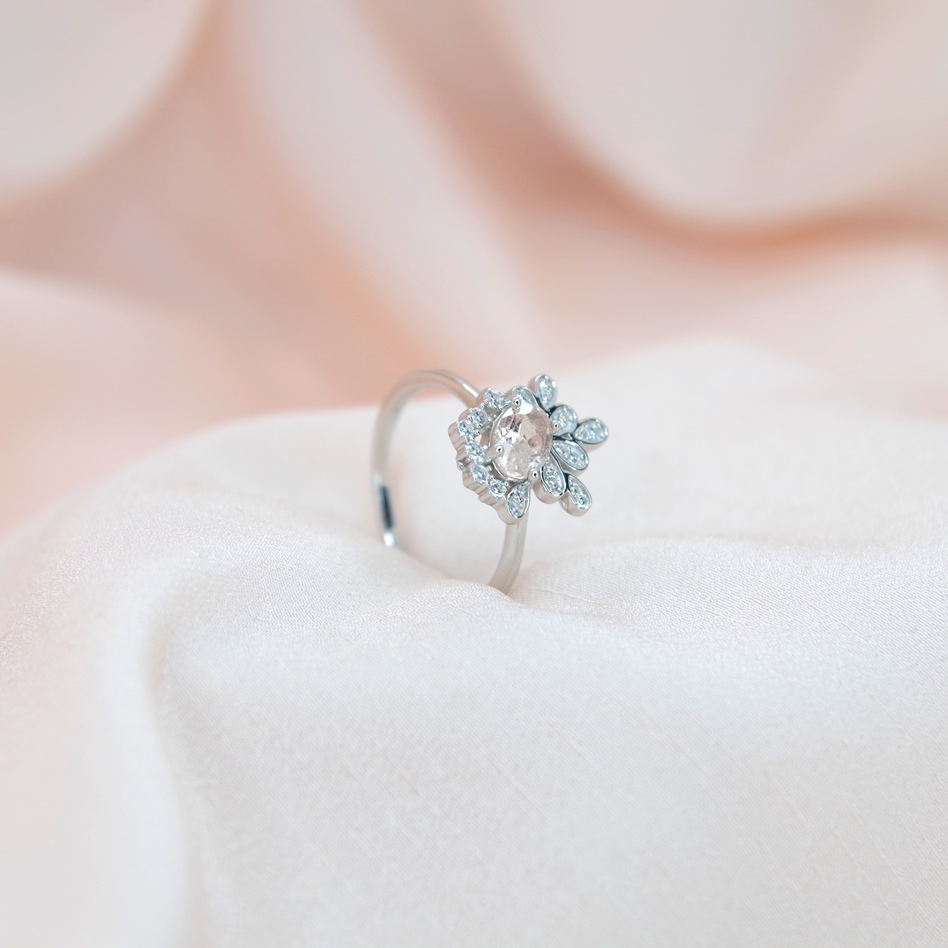 Stříbrný prsten s morganitem