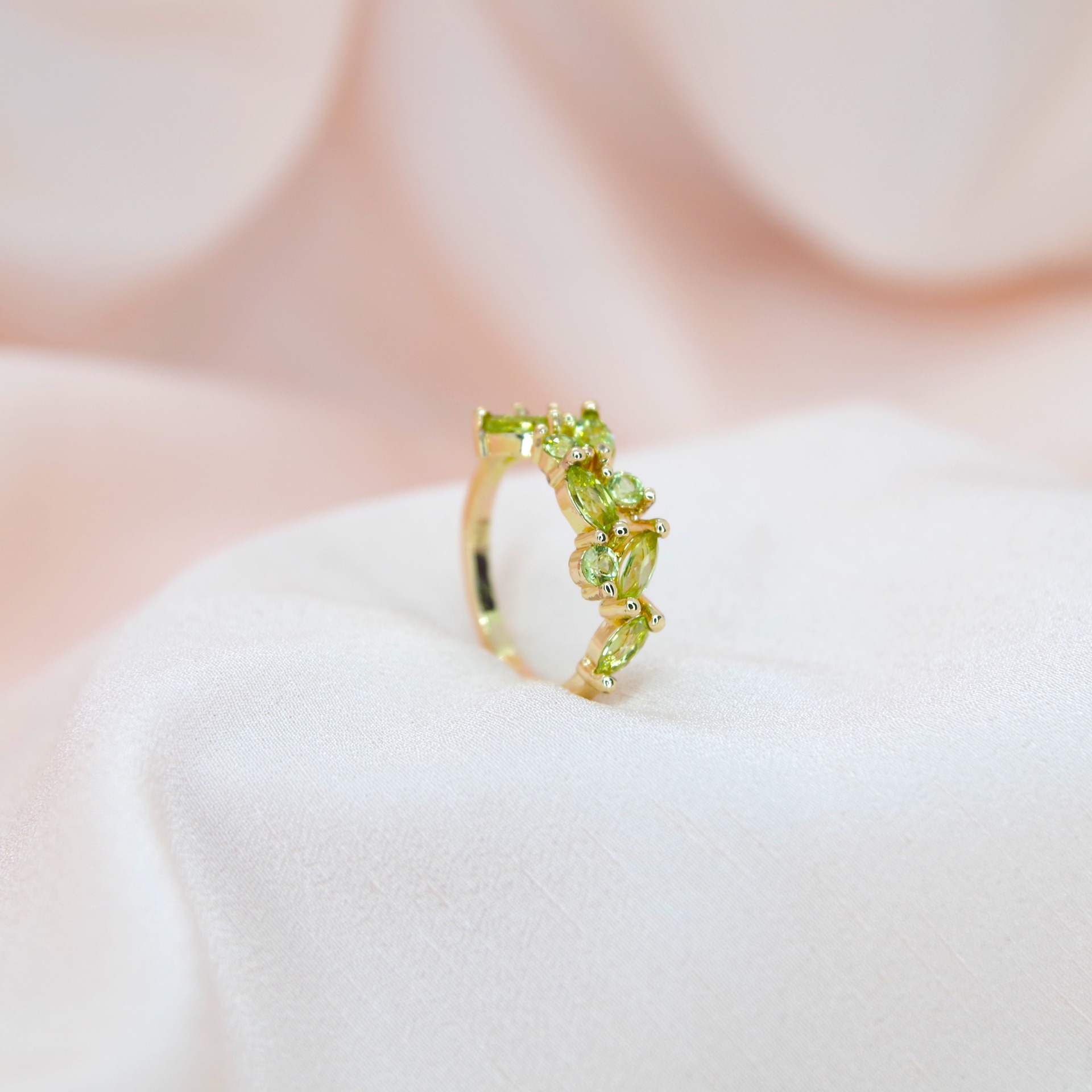 Stříbrný prsten s olivínem