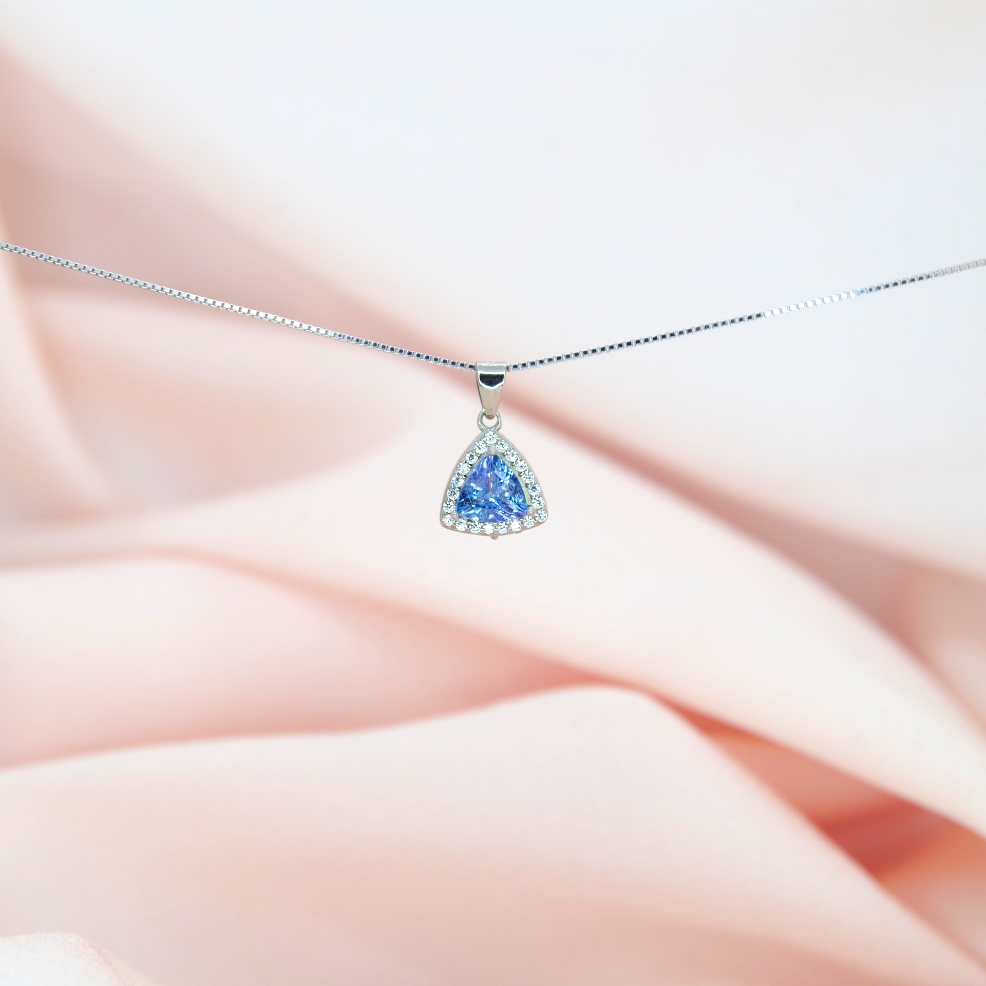 Stříbrný přívěsek s pravým tanzanitem