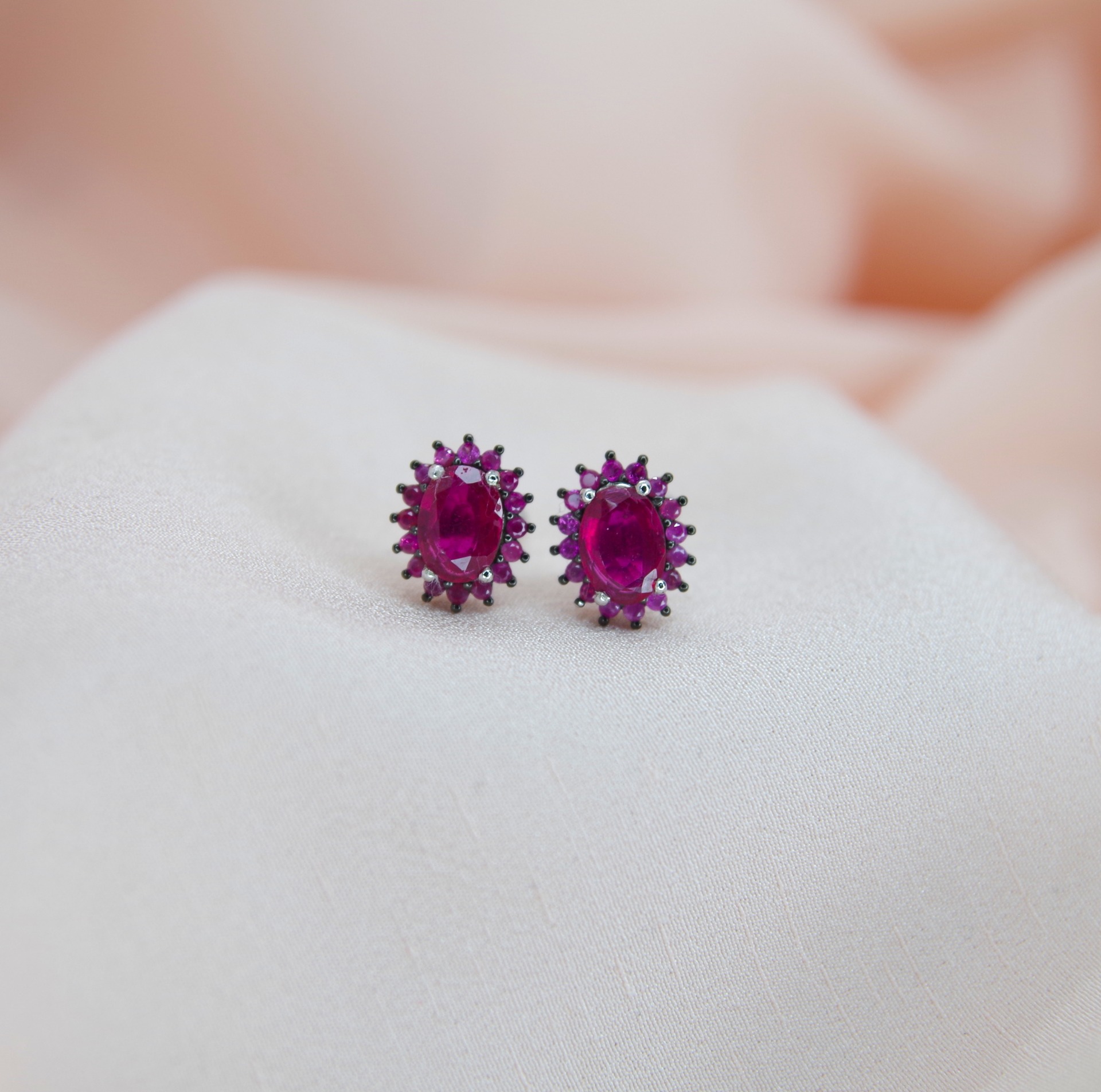 Stříbrné náušnice s rubínem a safíry