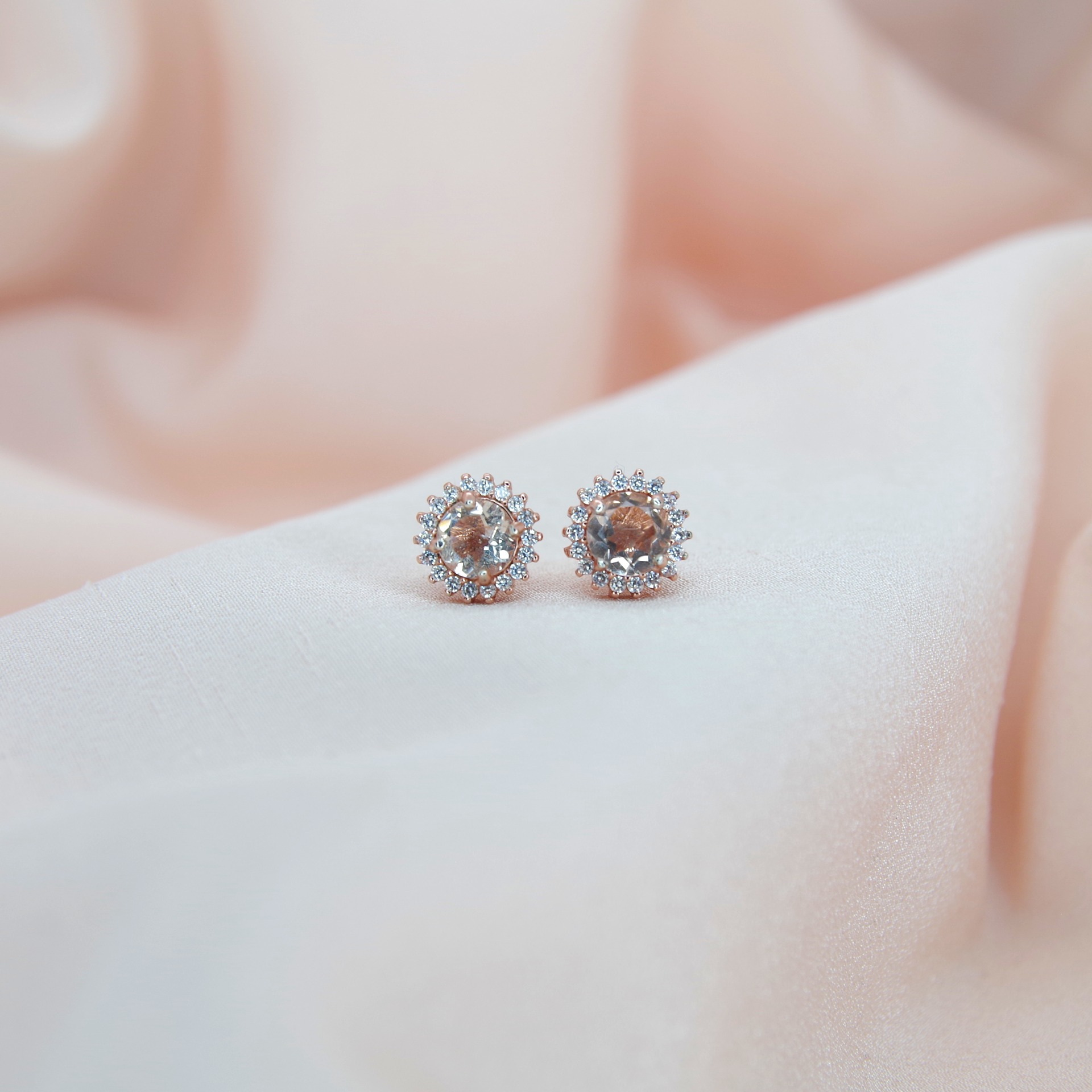 Stříbrné náušnice s přírodním morganitem