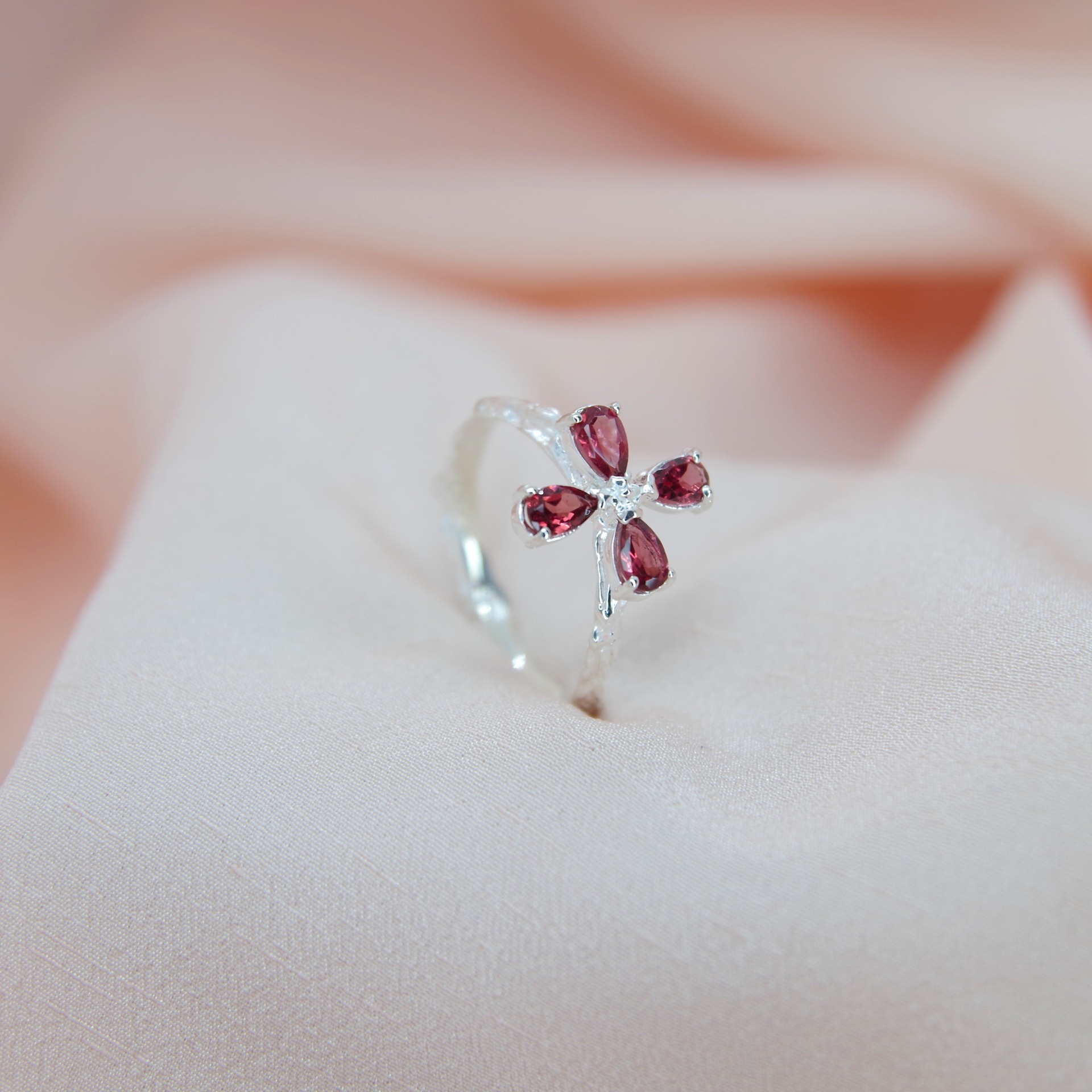 Stříbrný řemeslný prsten s pravými granáty