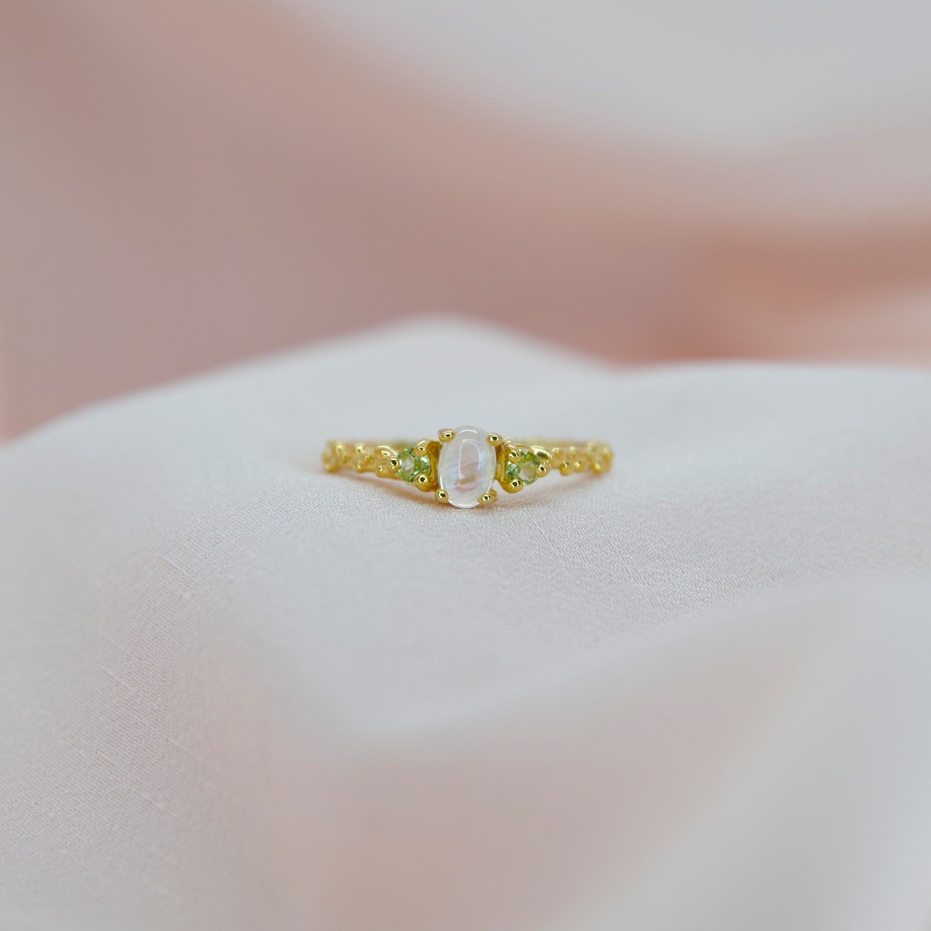 Stříbrný prsten s moonstone a olivínem