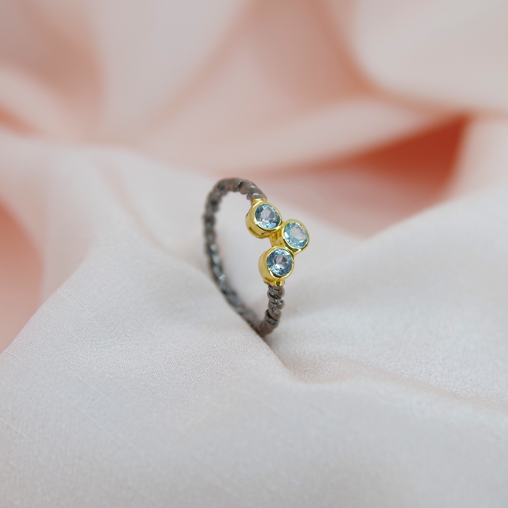 Řemeslný prsten s modrým topazem