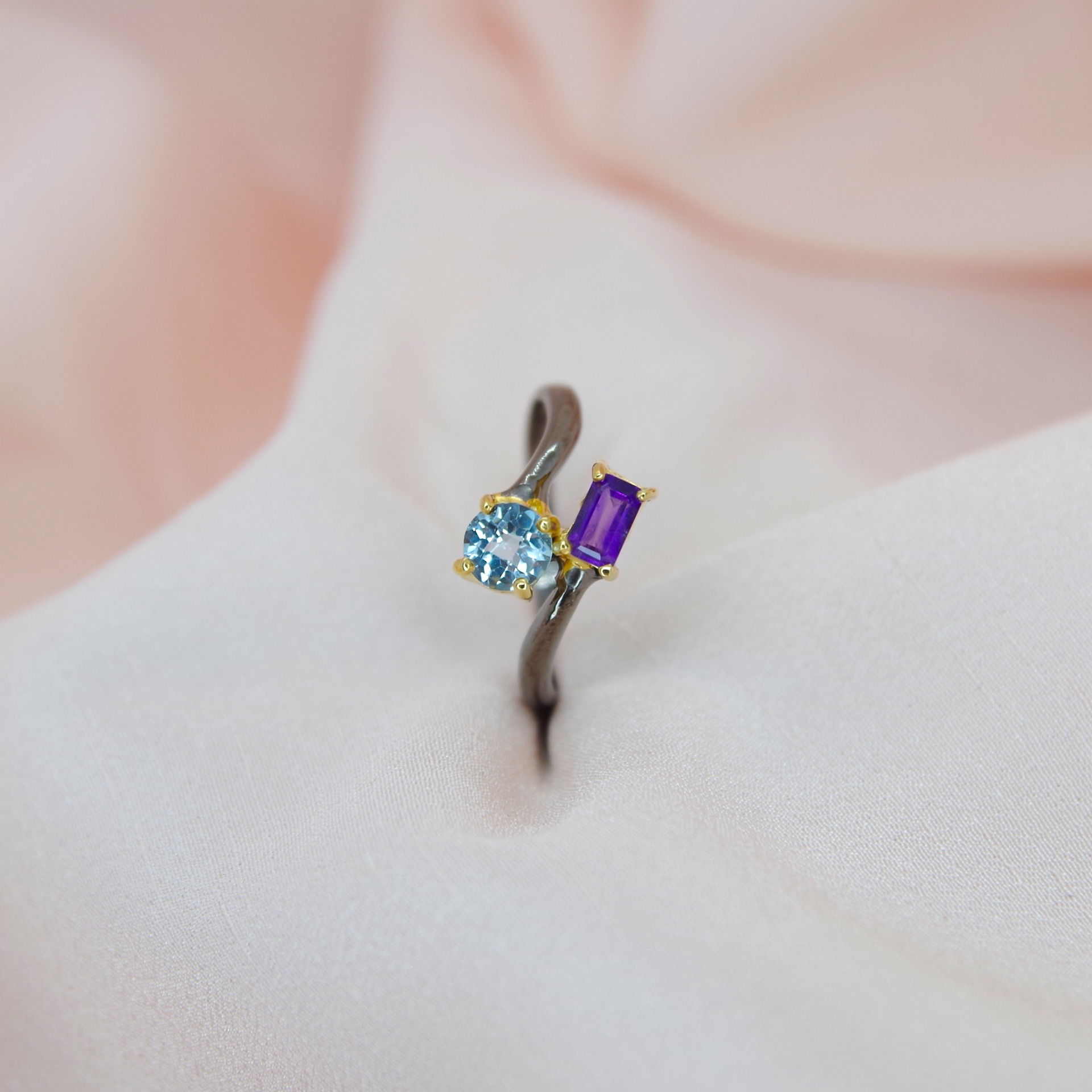 Řemeslný prsten s ametystem a modrým topazem 