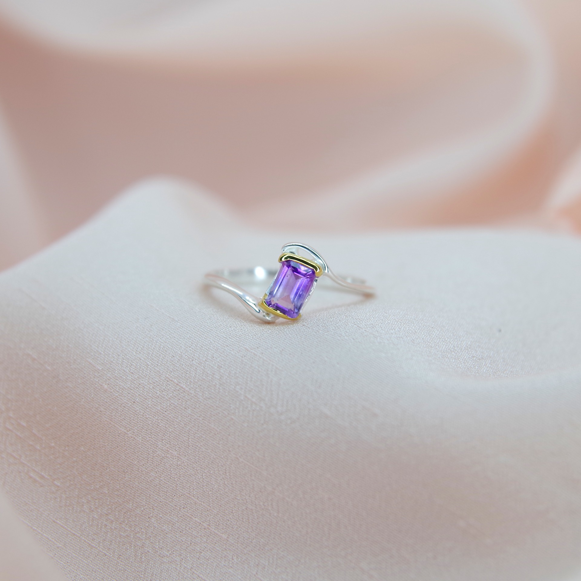 Řemeslný prsten s ametystem