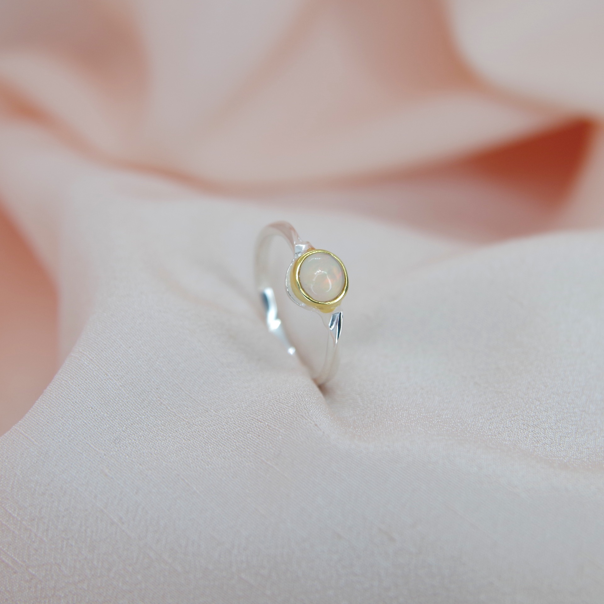 Řemeslný stříbrný prsten s ohnivým opálem