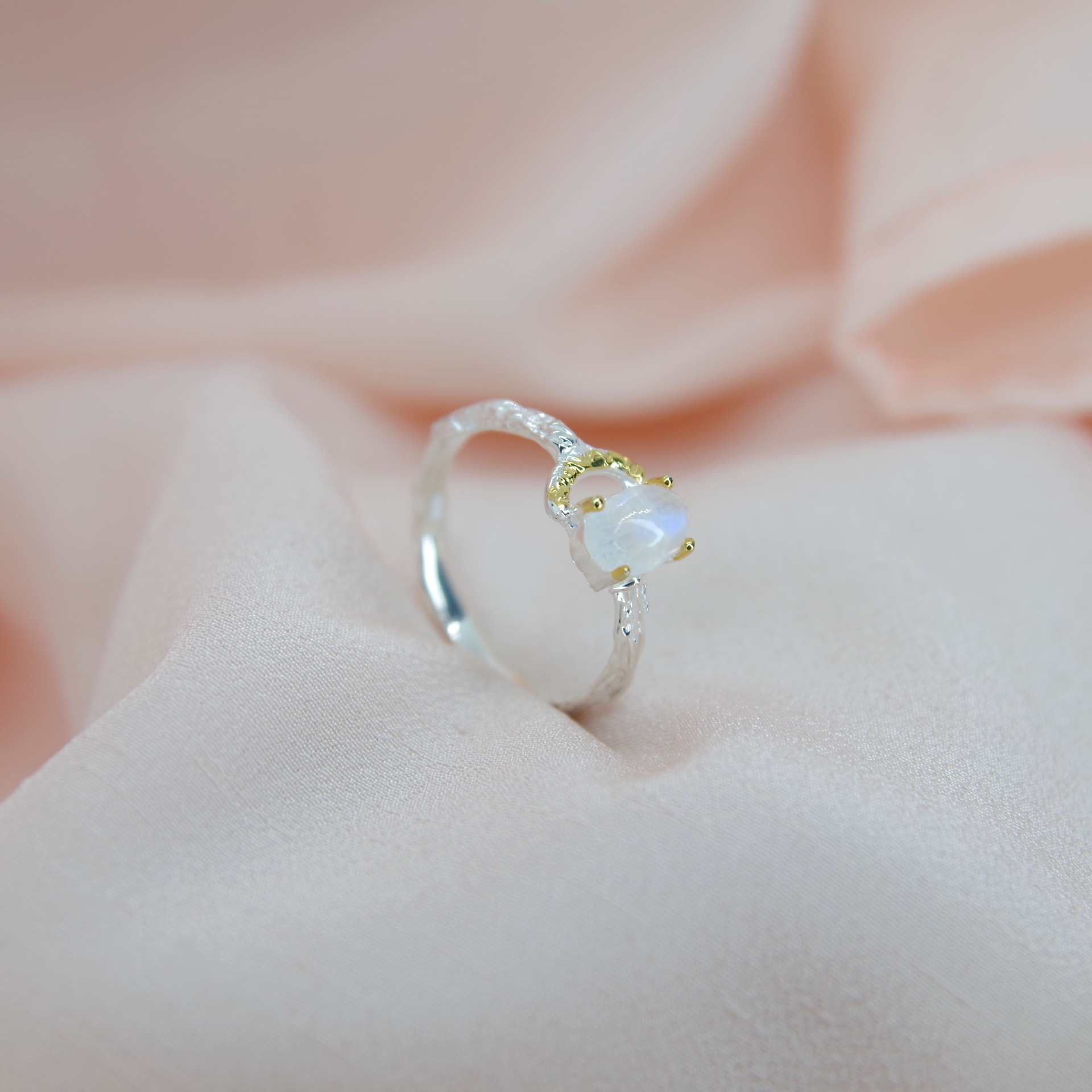 Stříbrný prsten s měsíčním kamenem