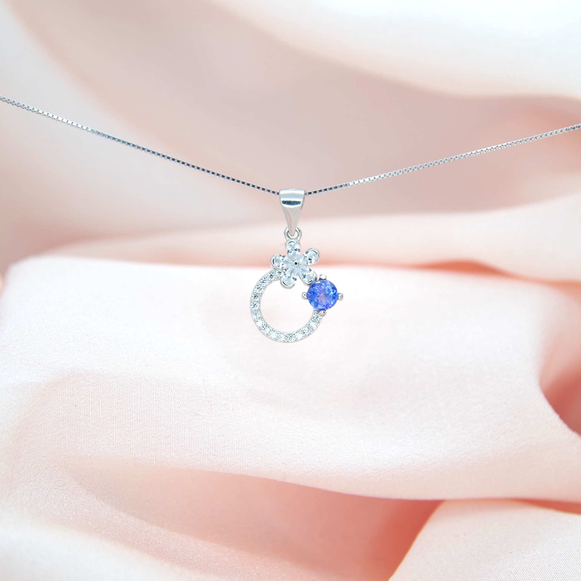 Stříbrný přívěsek s pravým tanzanitem