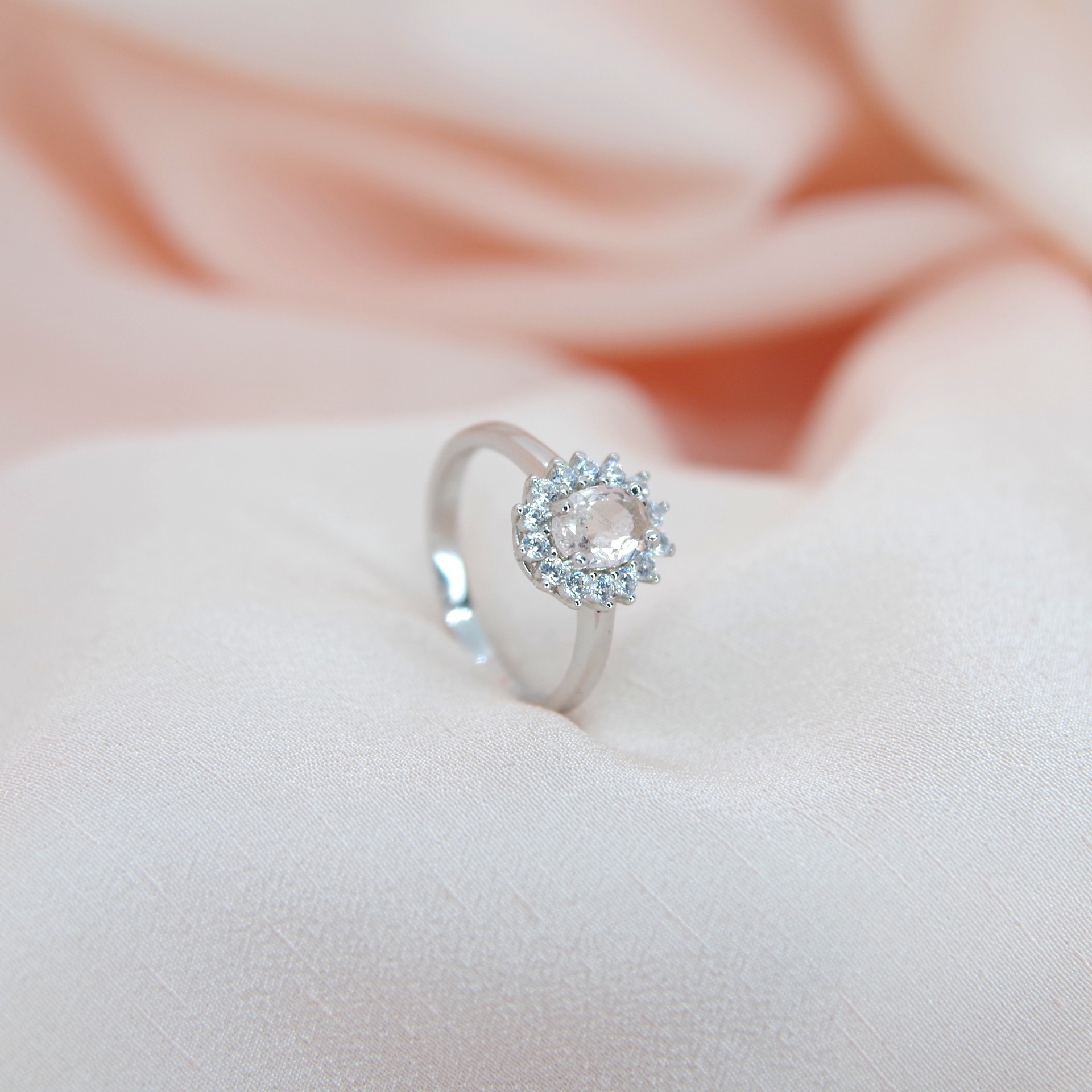 Stříbrný prsten s pravým morganitem