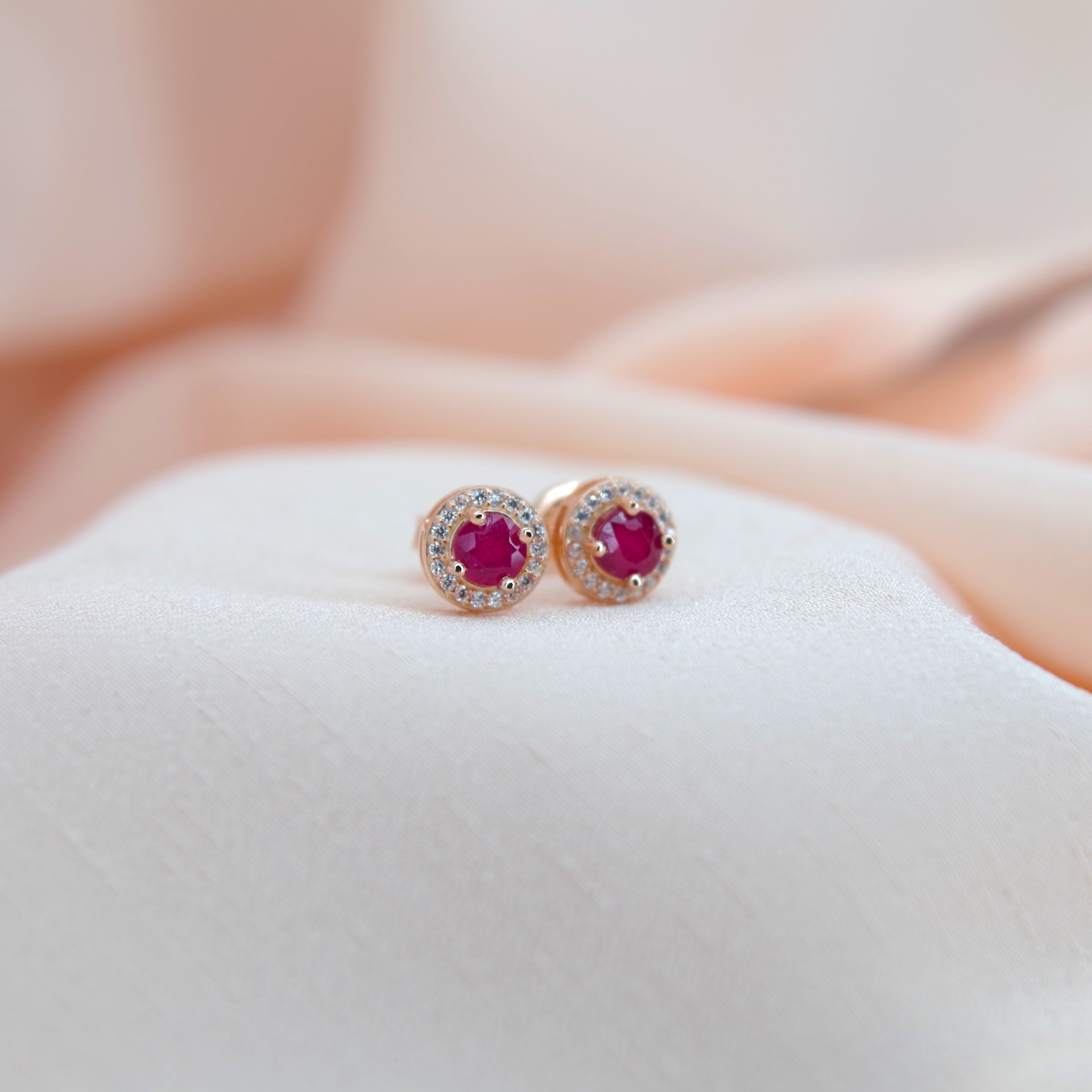 Stříbrné náušnice s pravým rubínem