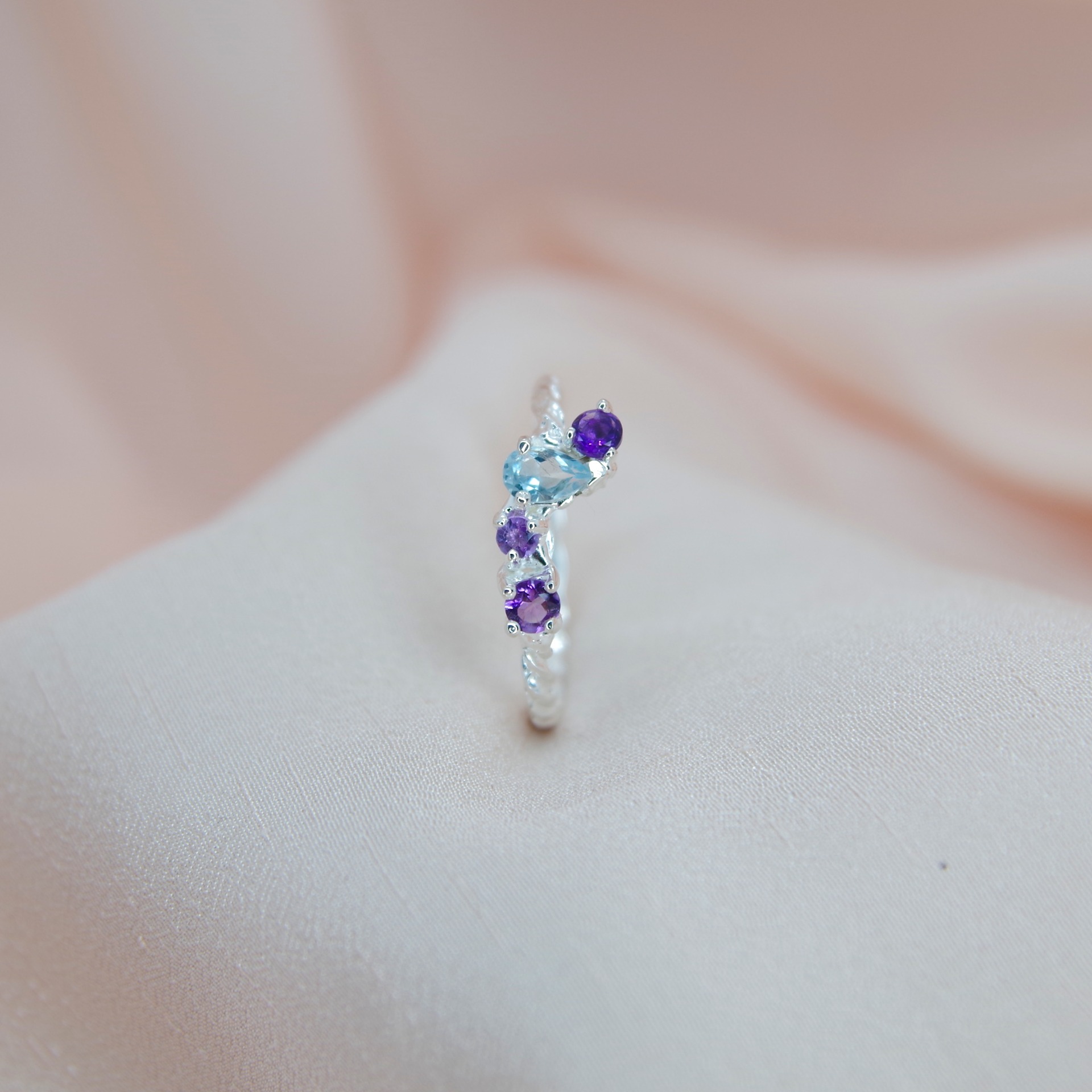 Stříbrný řemeslný prsten s topazem a ametysty