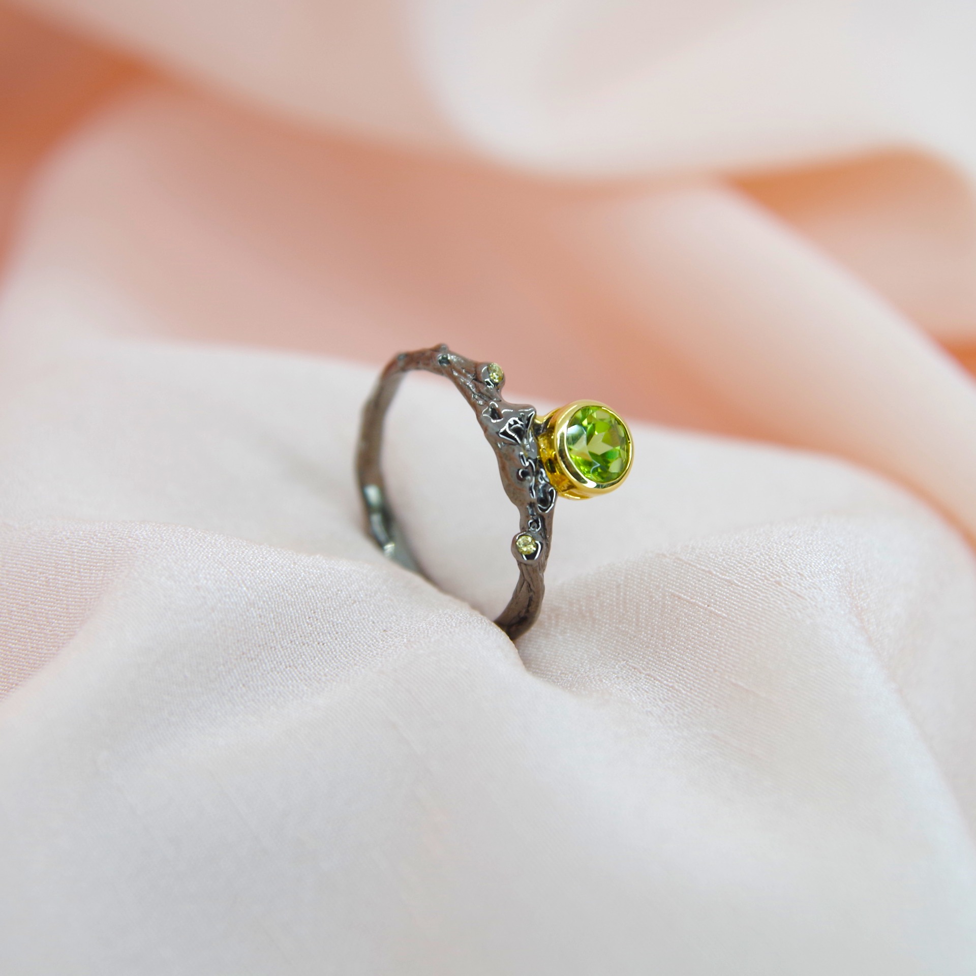 Řemeslný prsten s pravým olivínem