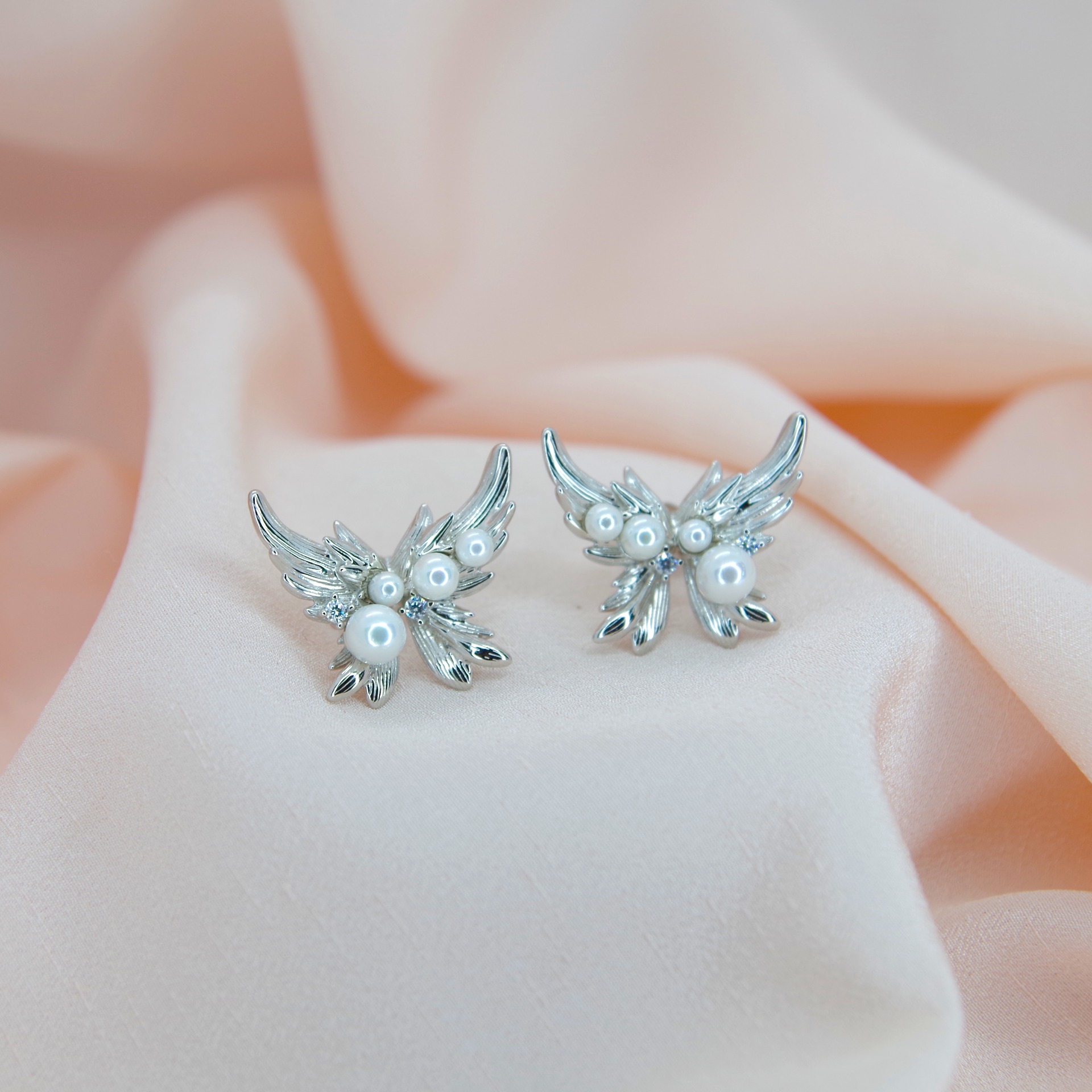 Stříbrné náušnice s perlami ve tvaru křídel